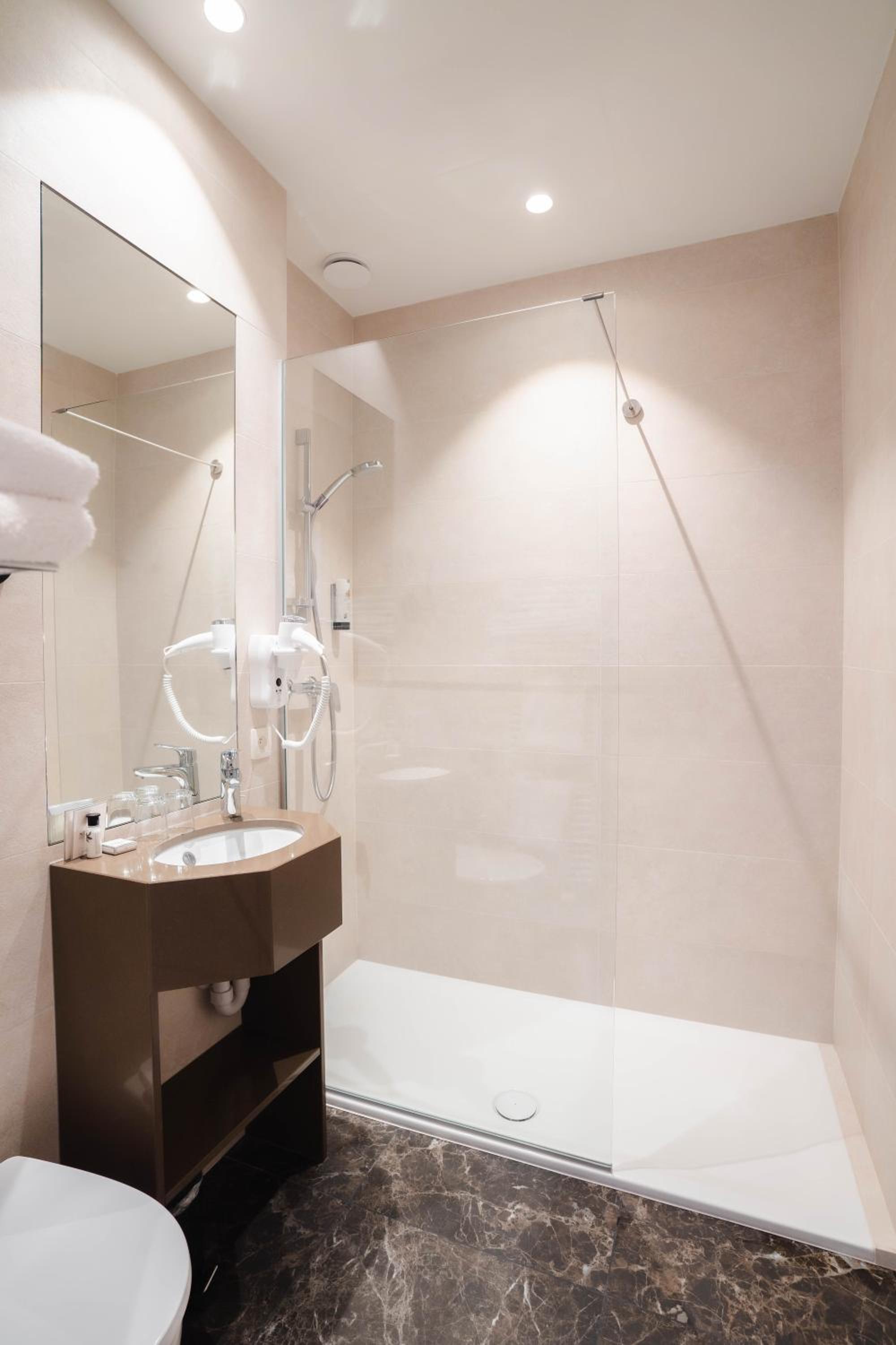Standard Double Room - Photo 10
