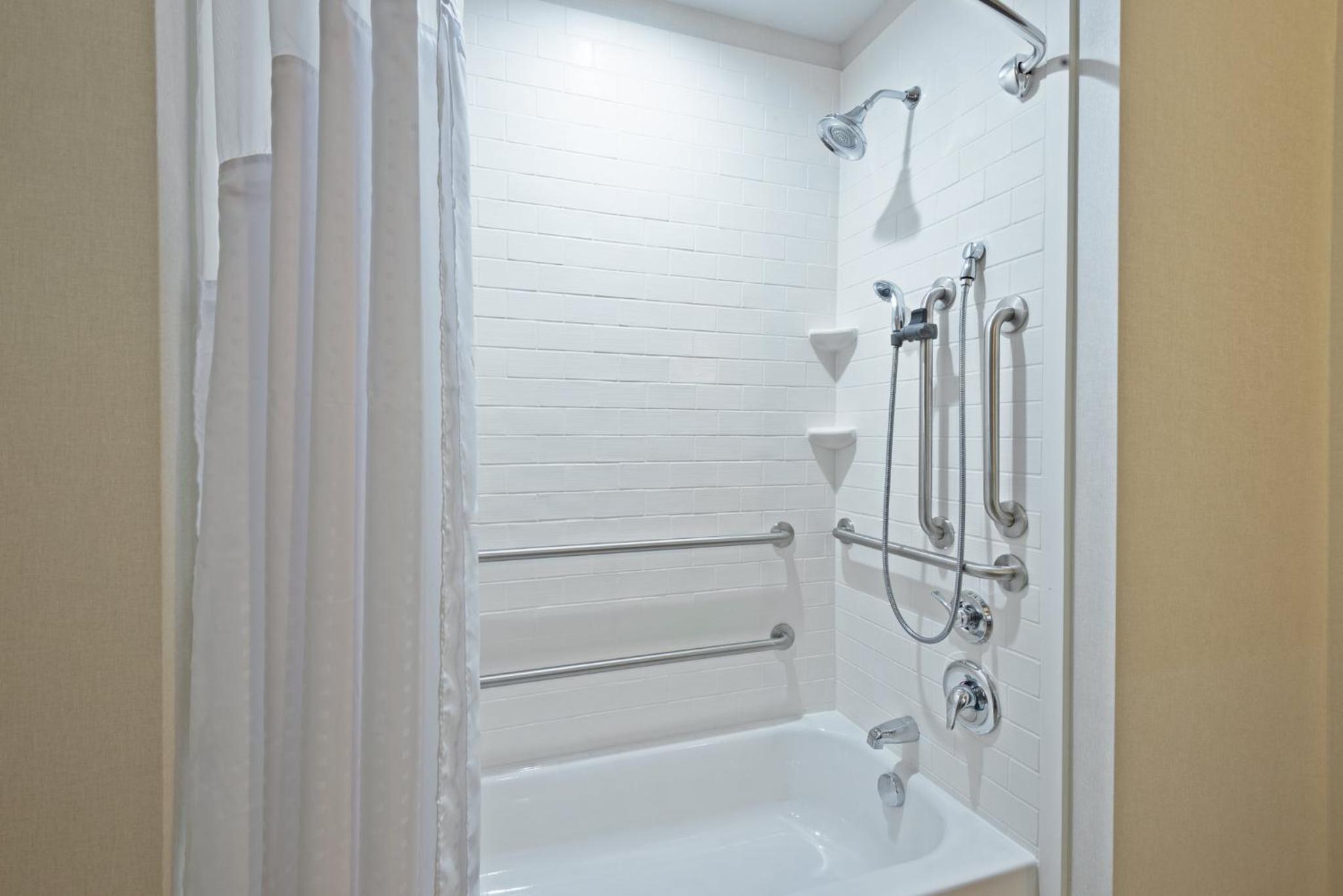 Standard Queen Room with Two Queen Beds and Mobility Accessible Tub photo 3