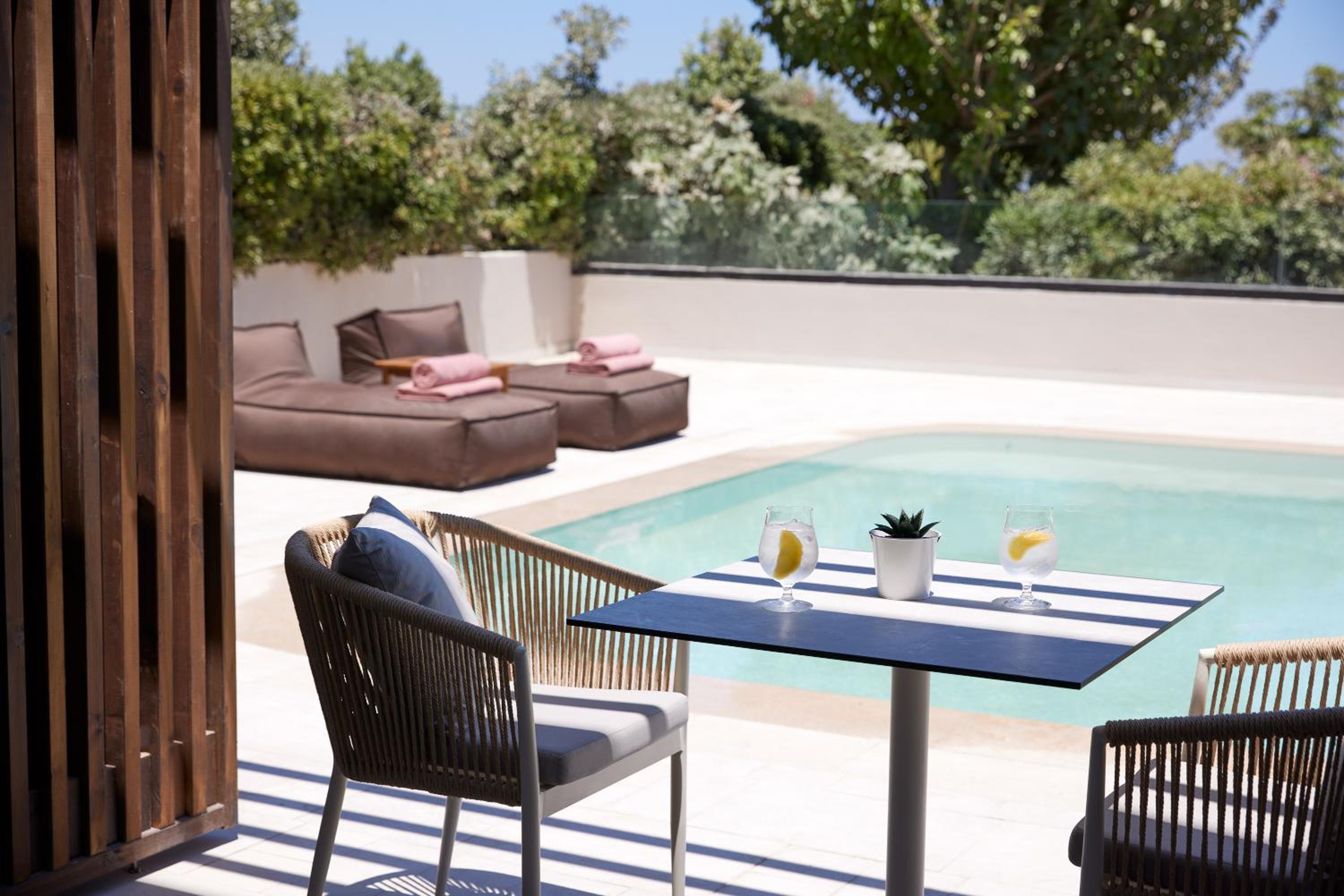 Junior Suite with Sharing Pool and Pool View photo 3