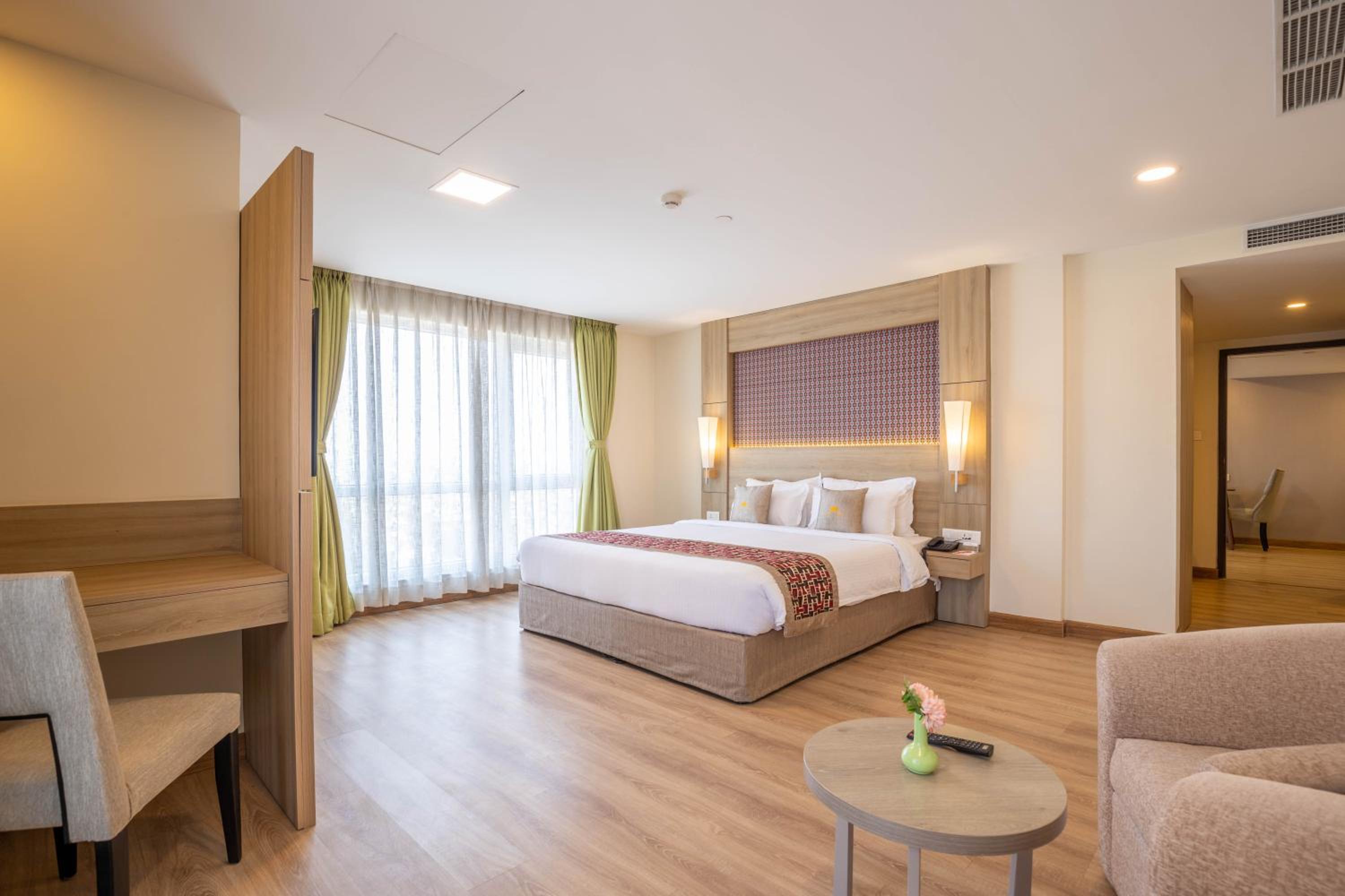 Luxury Honeymoon Suite with Bathtub & City View - Photo 11