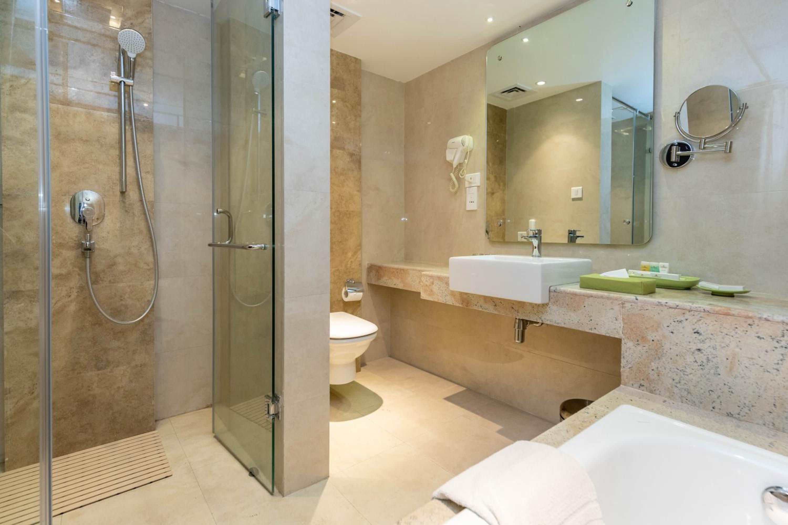 Luxury Honeymoon Suite with Bathtub & City View - Photo 8