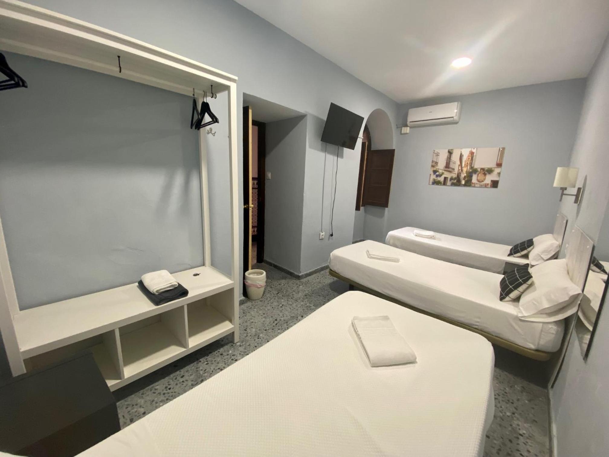 Habitación Triple con Baño Compartido