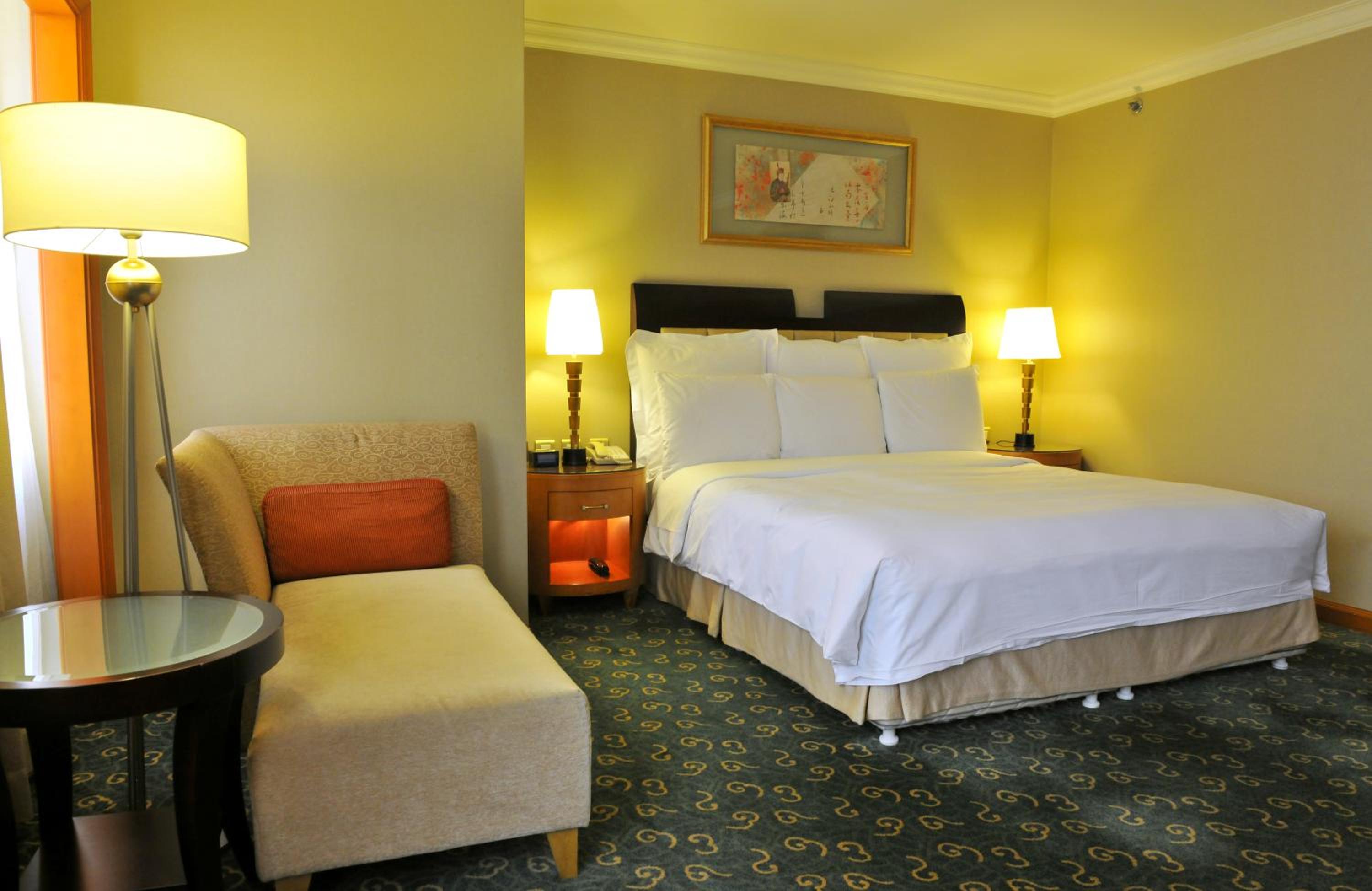 Business Suite Queen Room