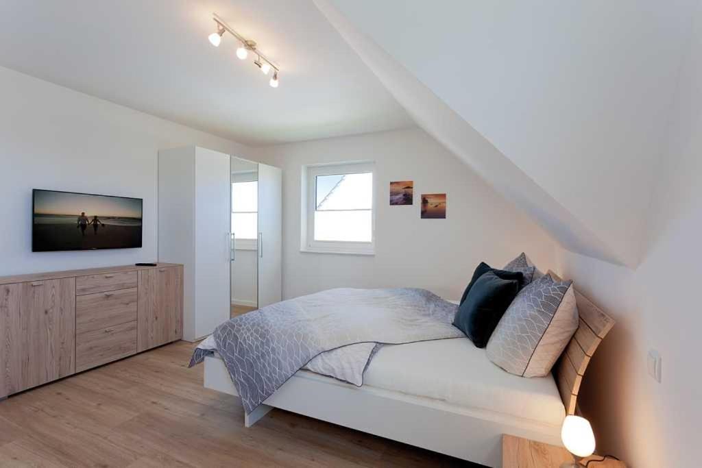 Three-Bedroom House photo 3