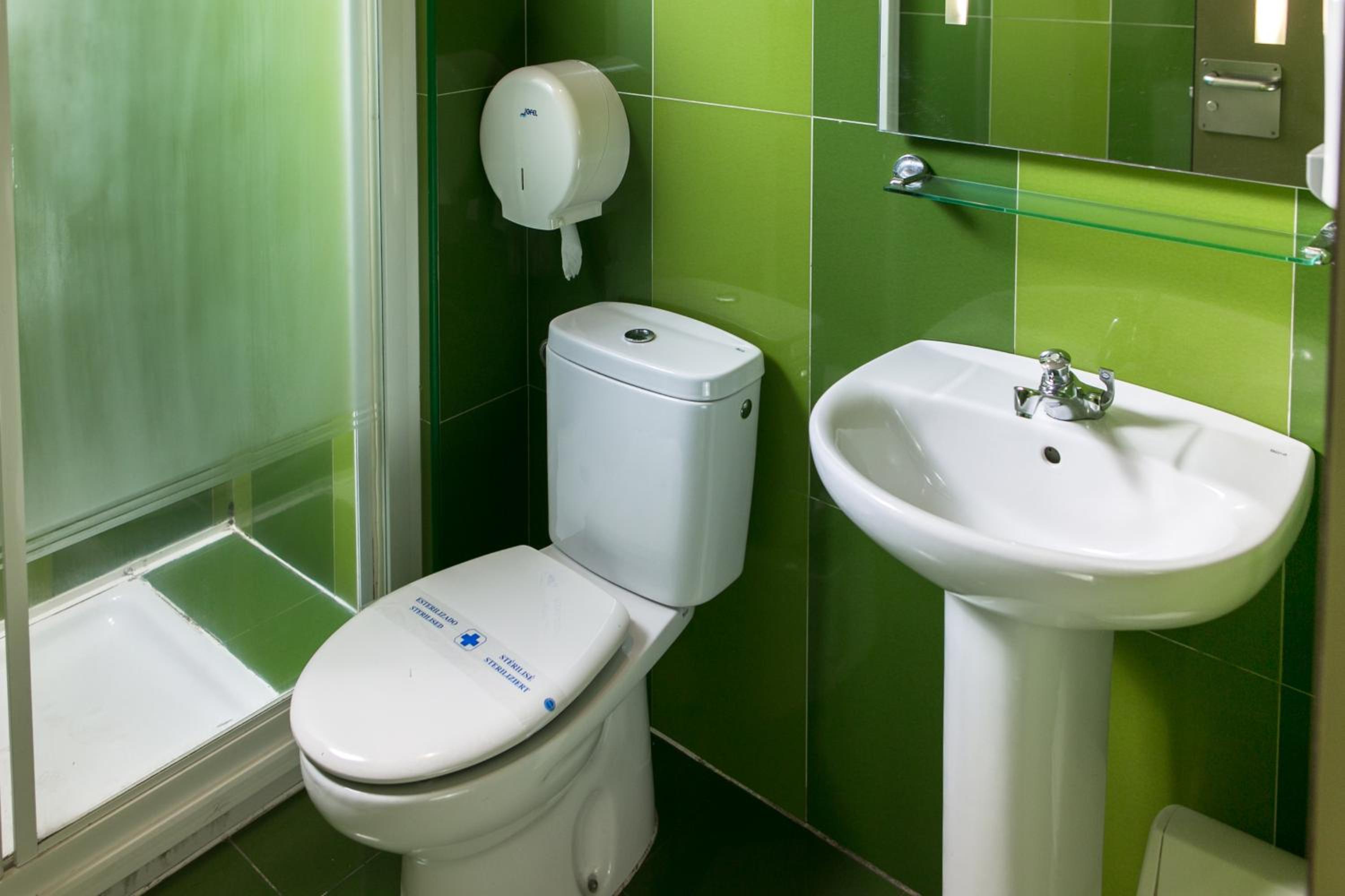 Quadruple Room with Private Bathroom photo 3
