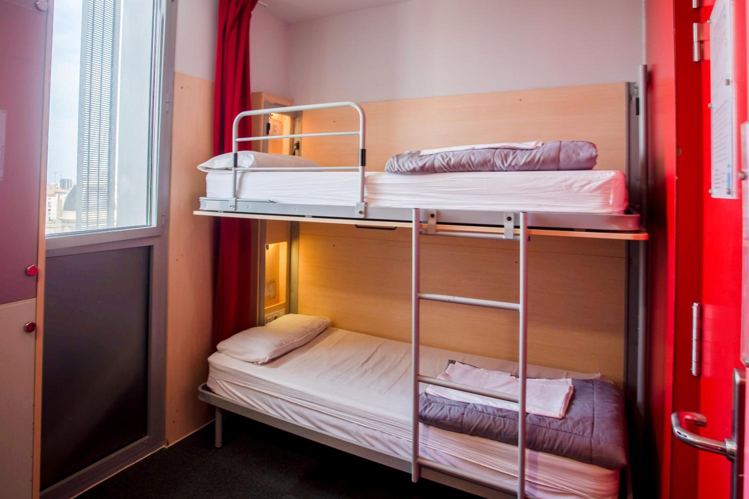 Cama individual en habitación compartida femenina