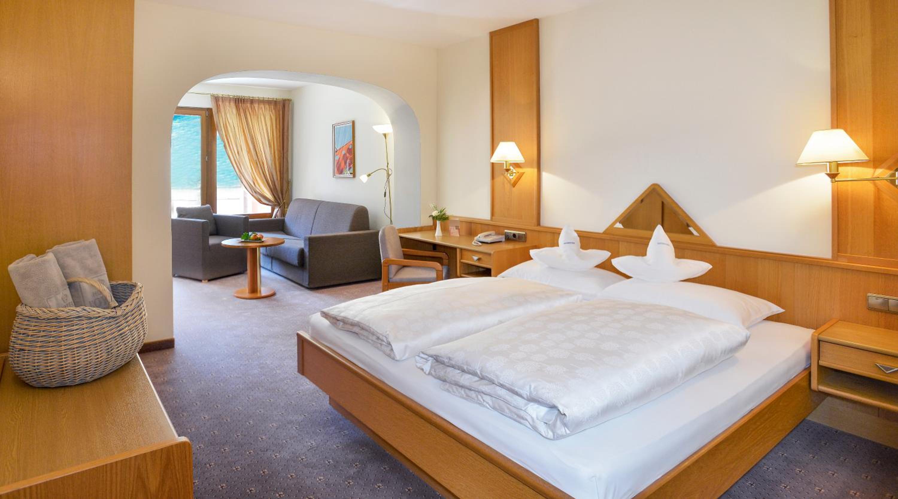 Deluxe Double Room with Balcony - Photo 6