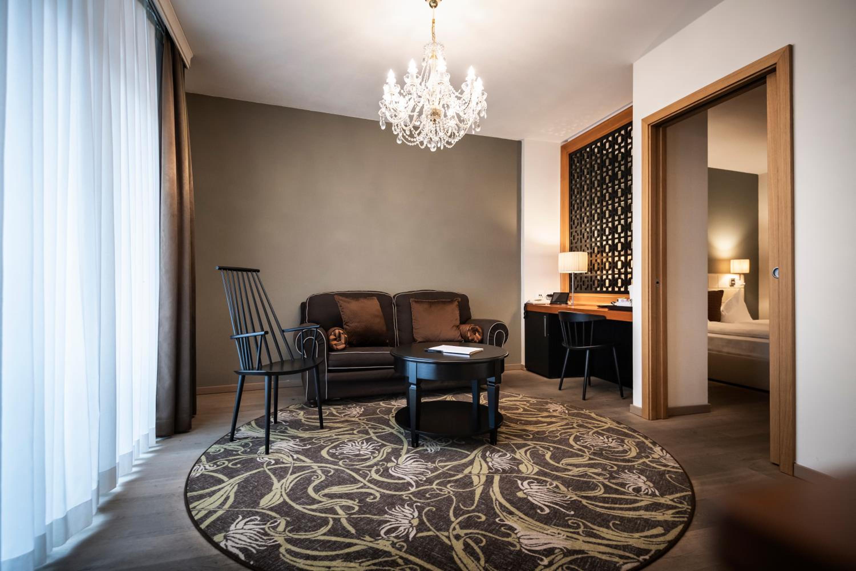 Deluxe Queen Suite
