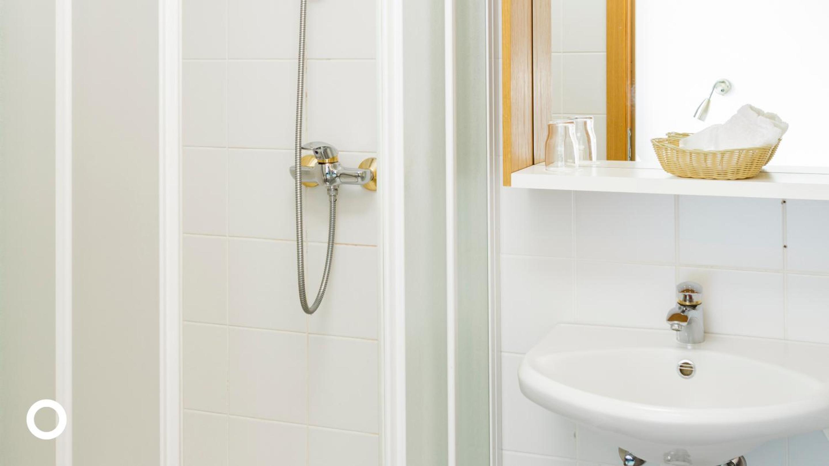 Standard Double or Twin Room - Photo 4