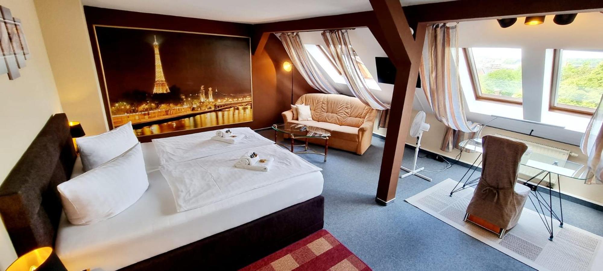Double Room with Shared Bathroom photo 3