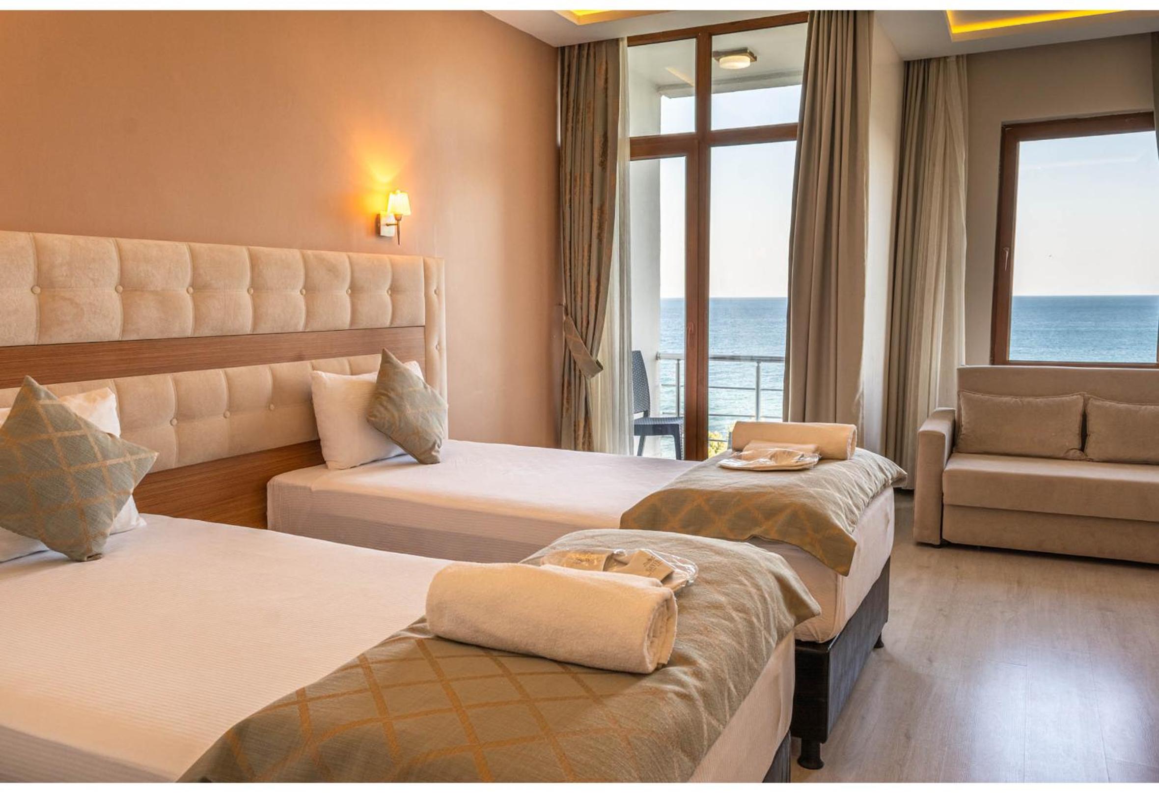 Deluxe Double Room with Balcony and Sea View photo 3