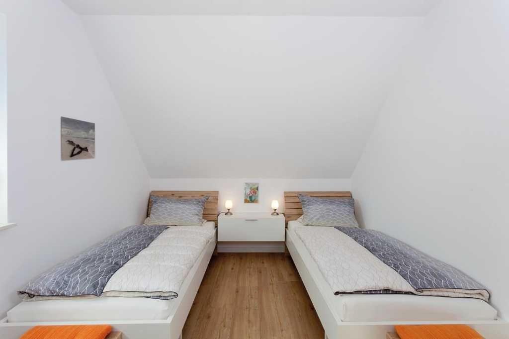 Three-Bedroom House photo 3