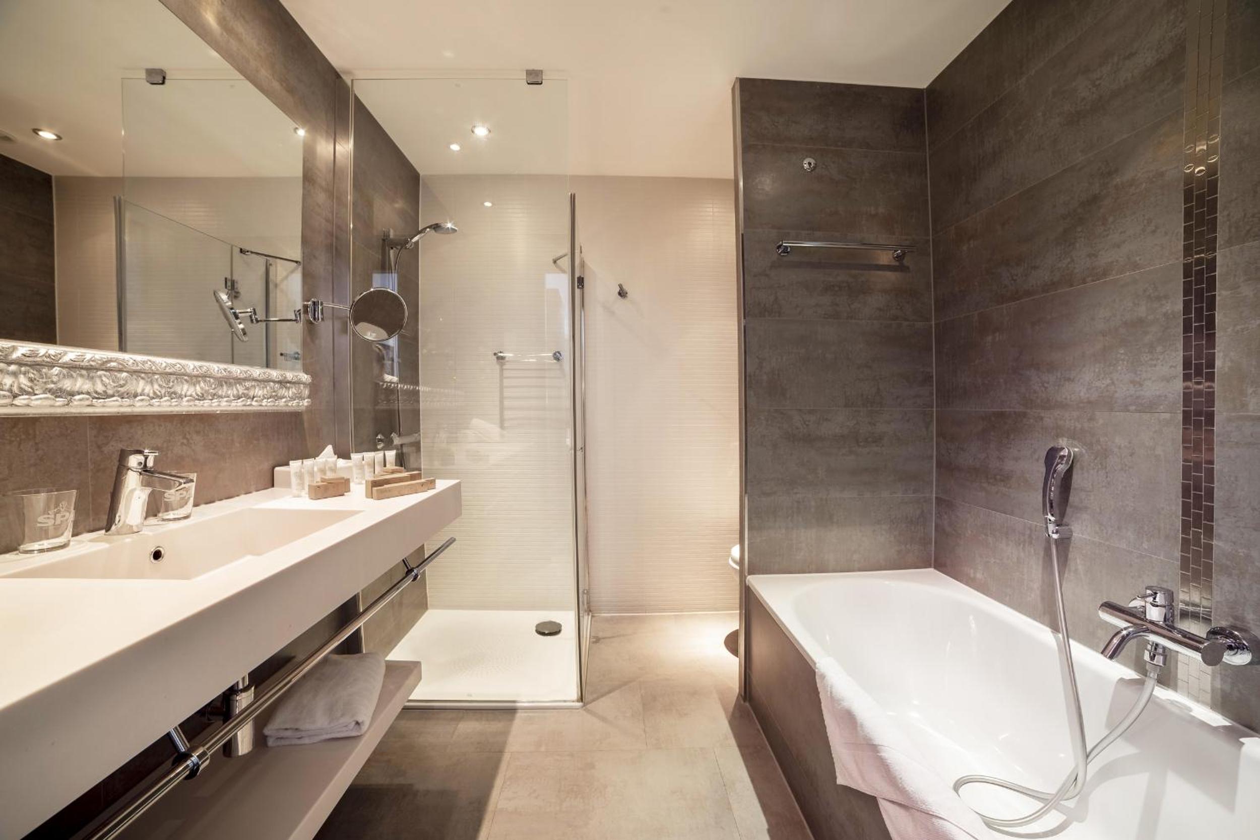Deluxe Suite - Photo 2