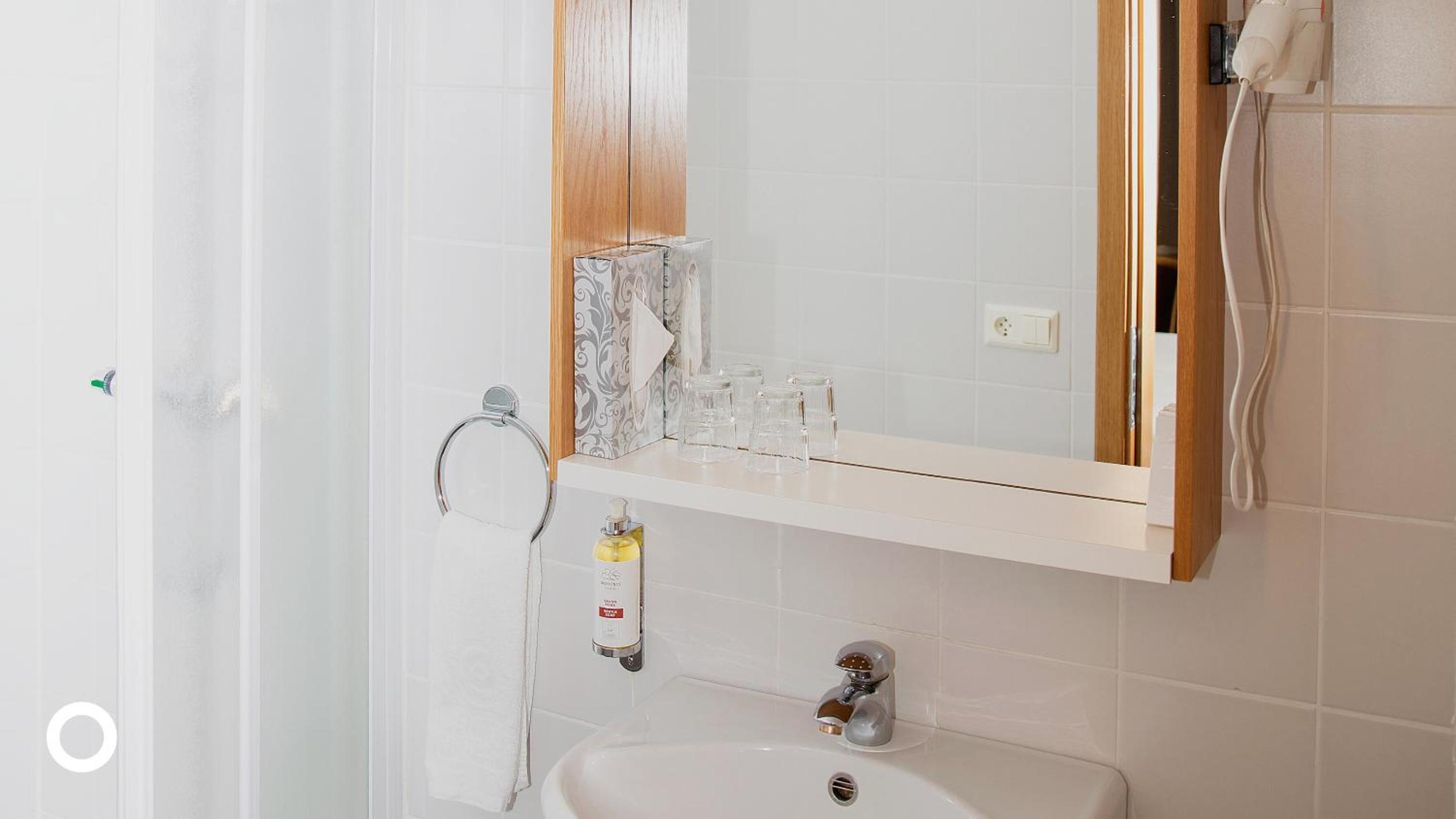 Standard Double Room - Photo 5