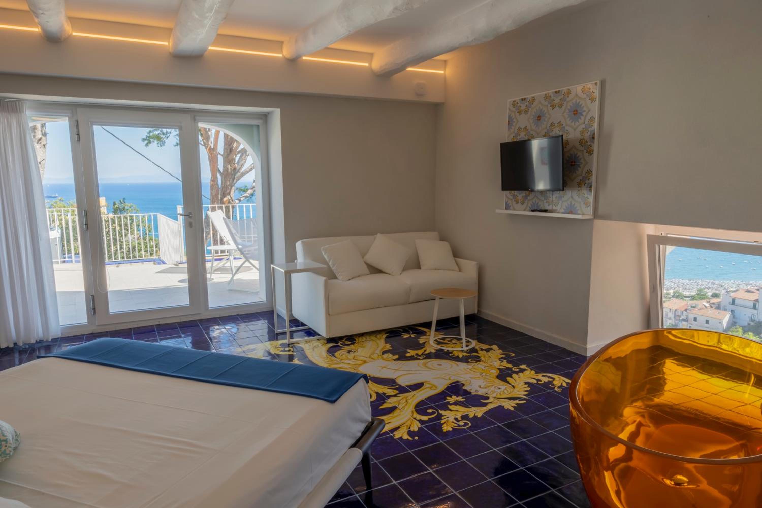 Superior Suite with Sea View - Photo 19