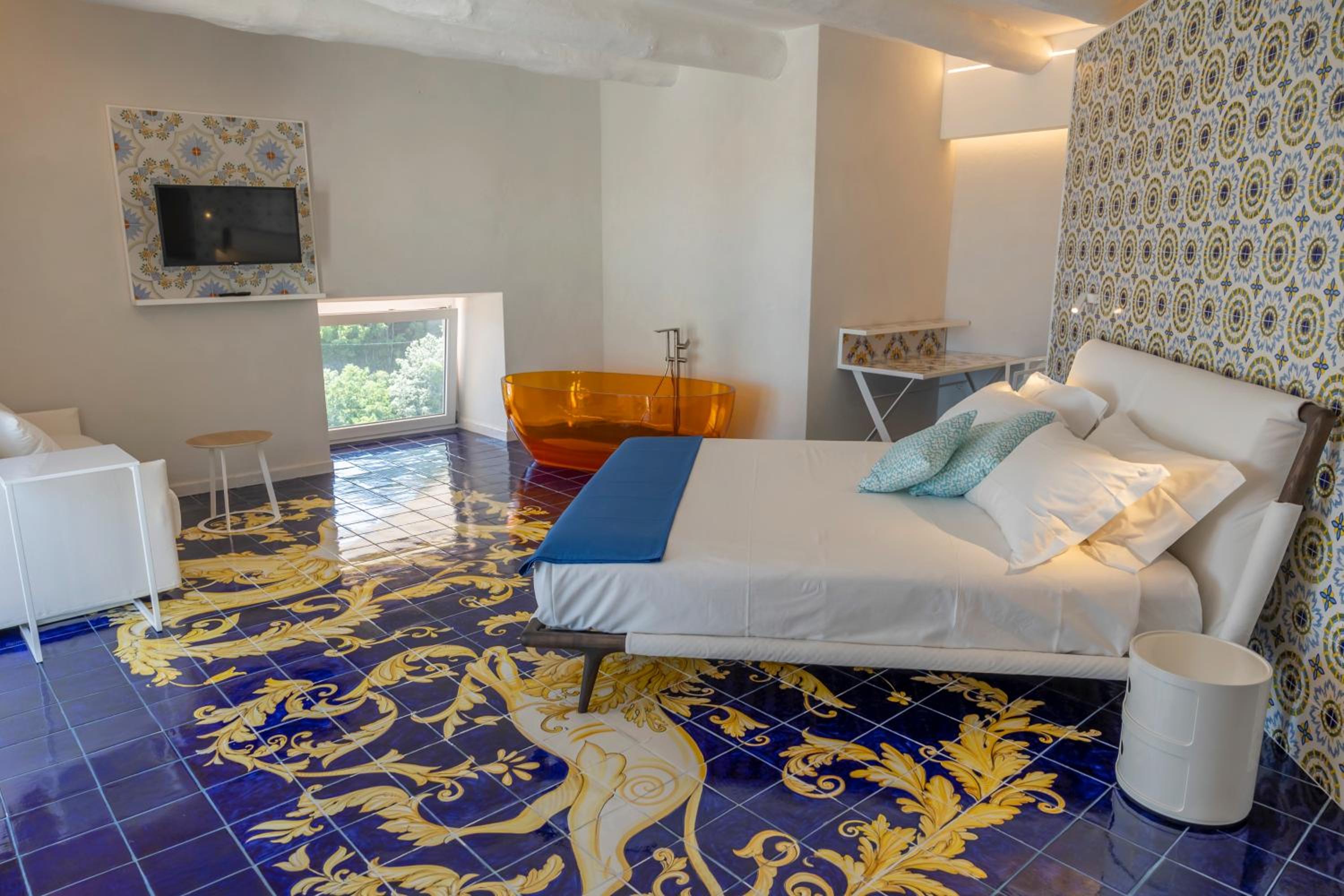 Superior Suite with Sea View - Photo 13