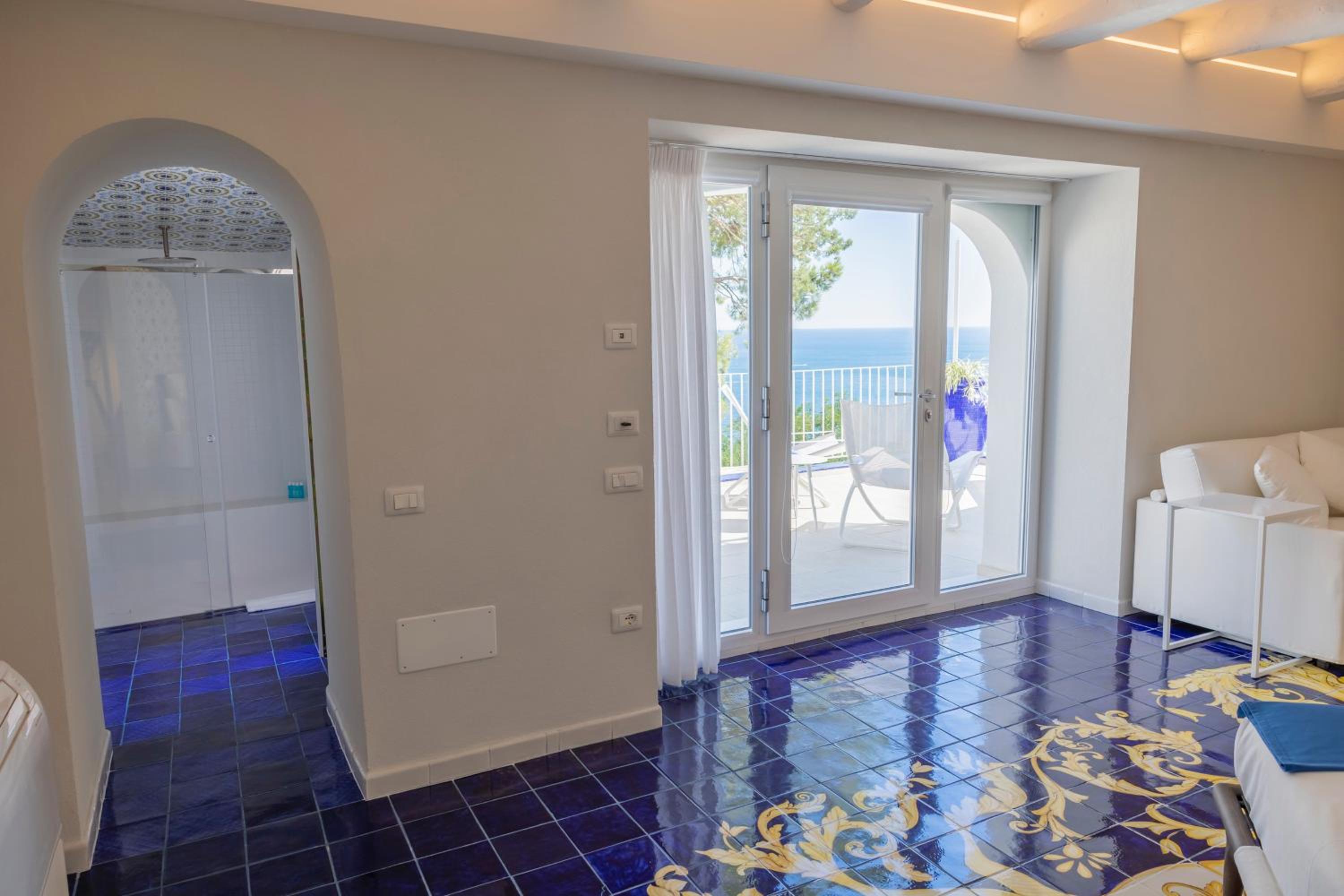 Superior Suite with Sea View - Photo 18