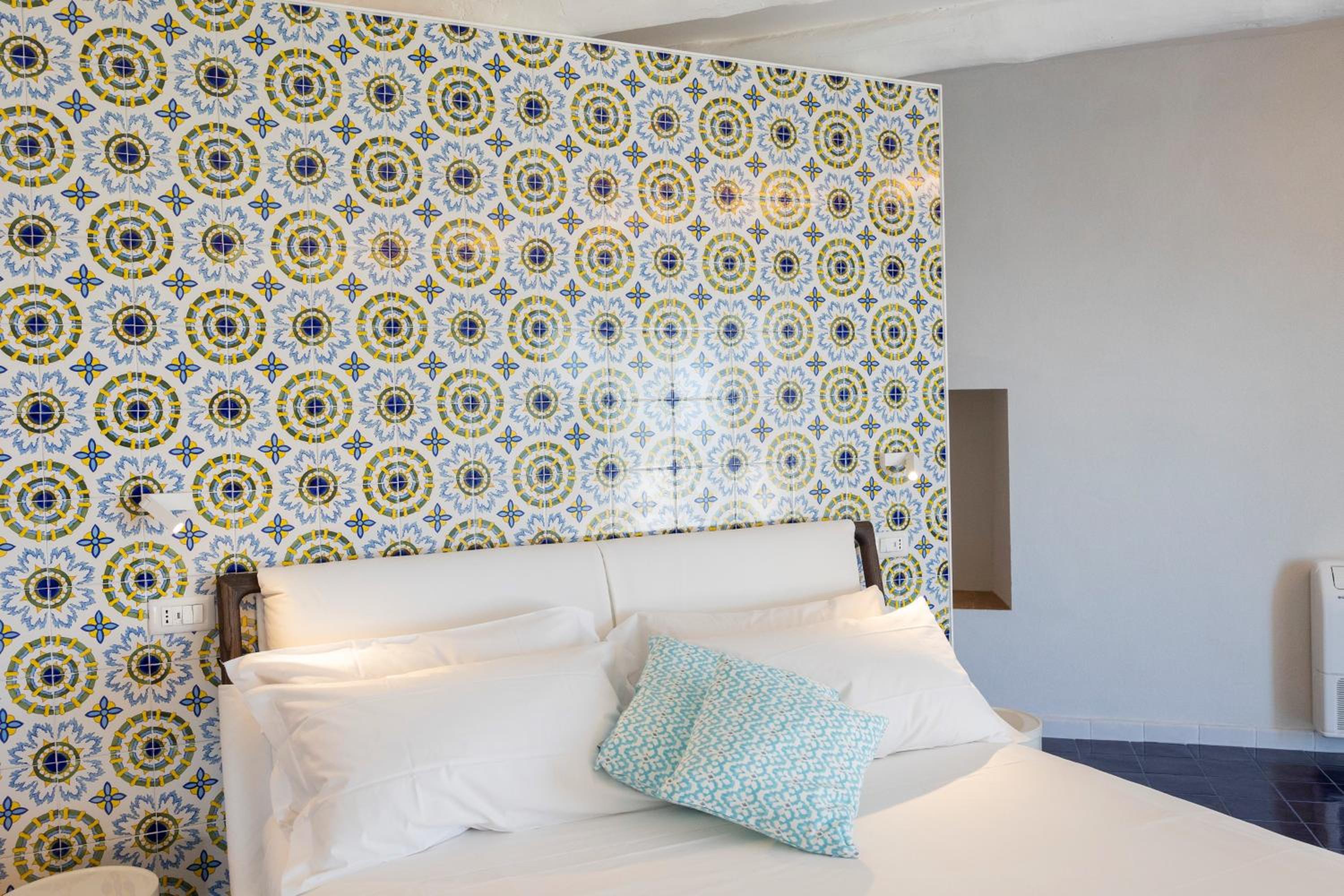Superior Suite with Sea View - Photo 11