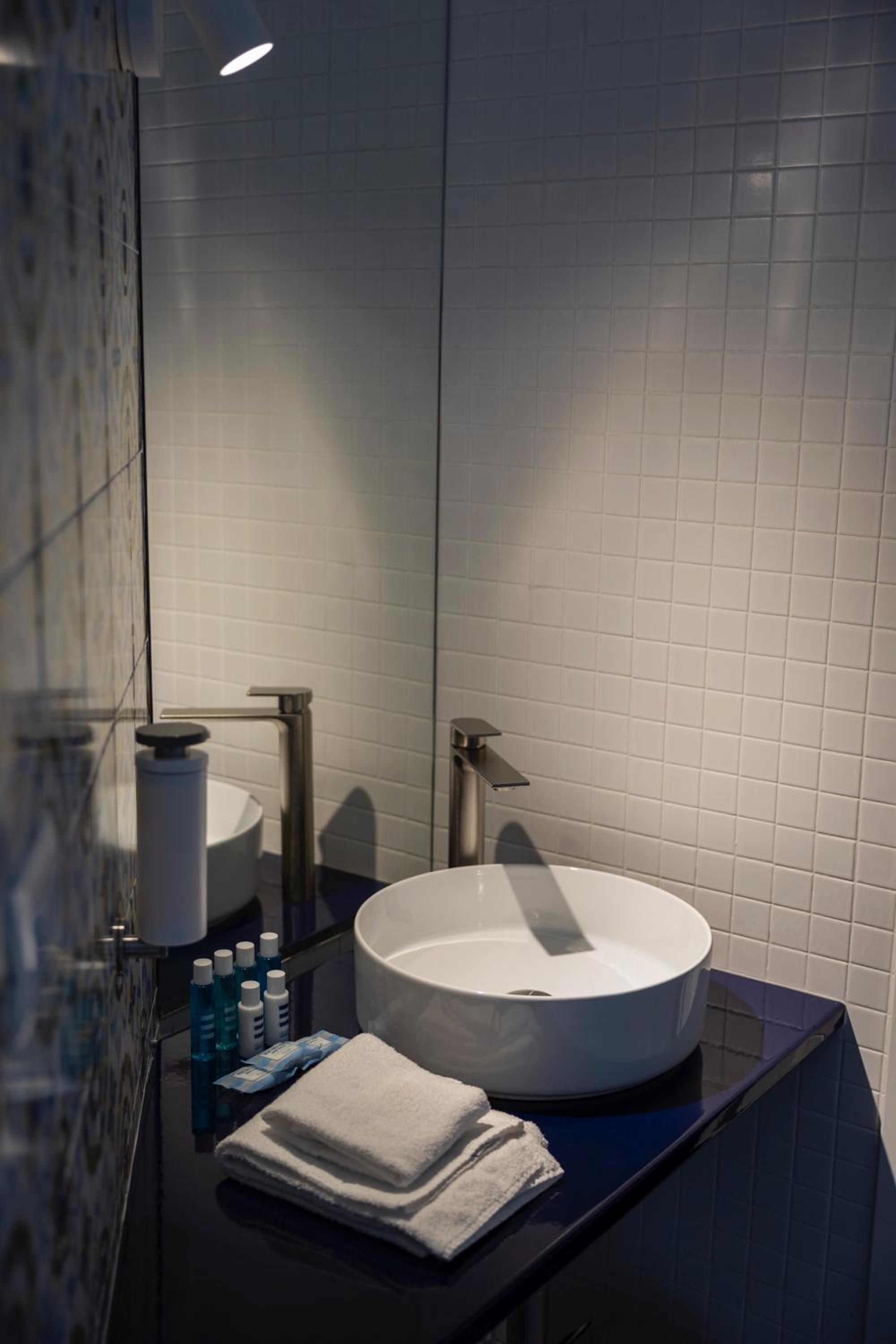 Superior Suite with Sea View - Photo 21
