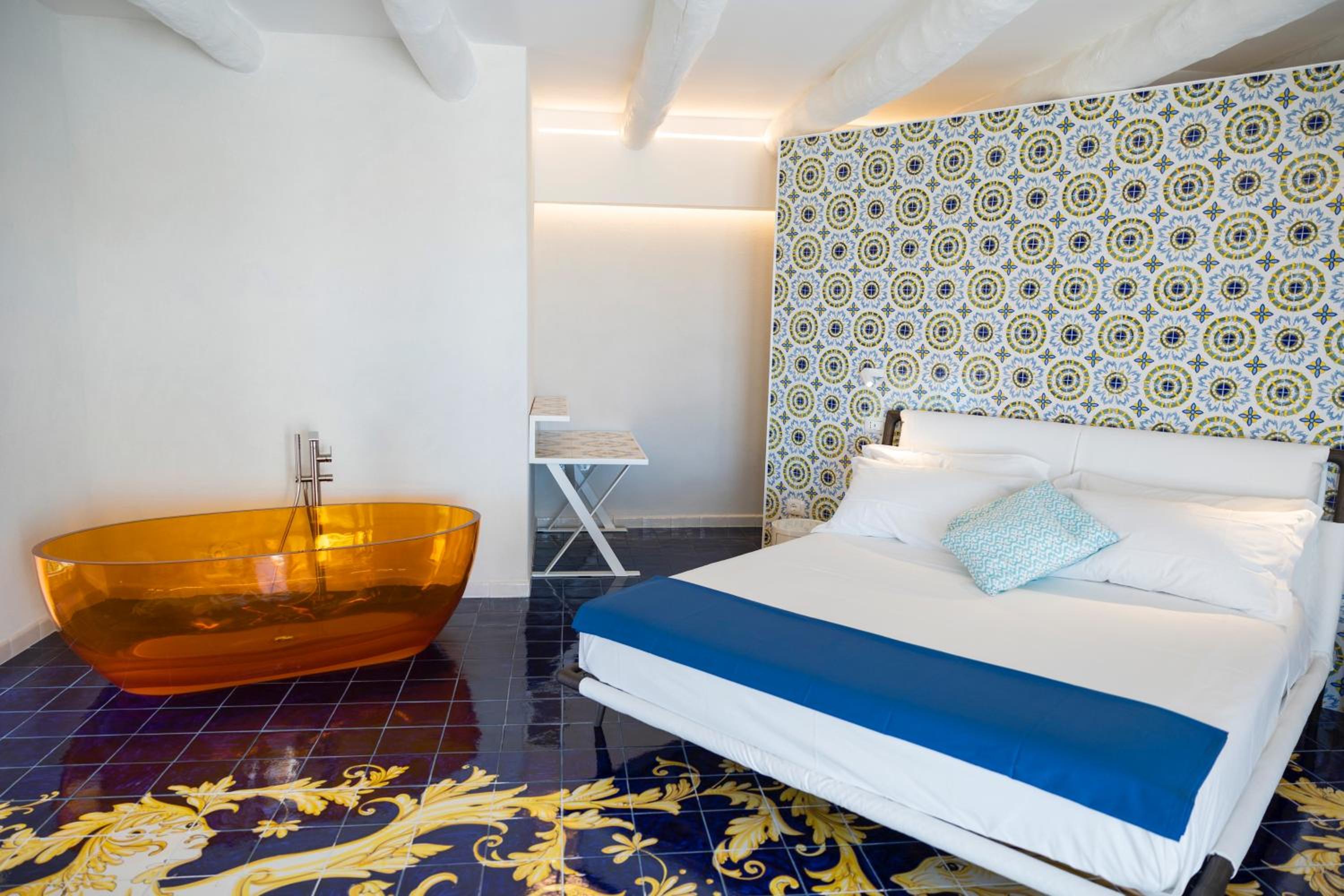 Superior Suite with Sea View - Photo 26