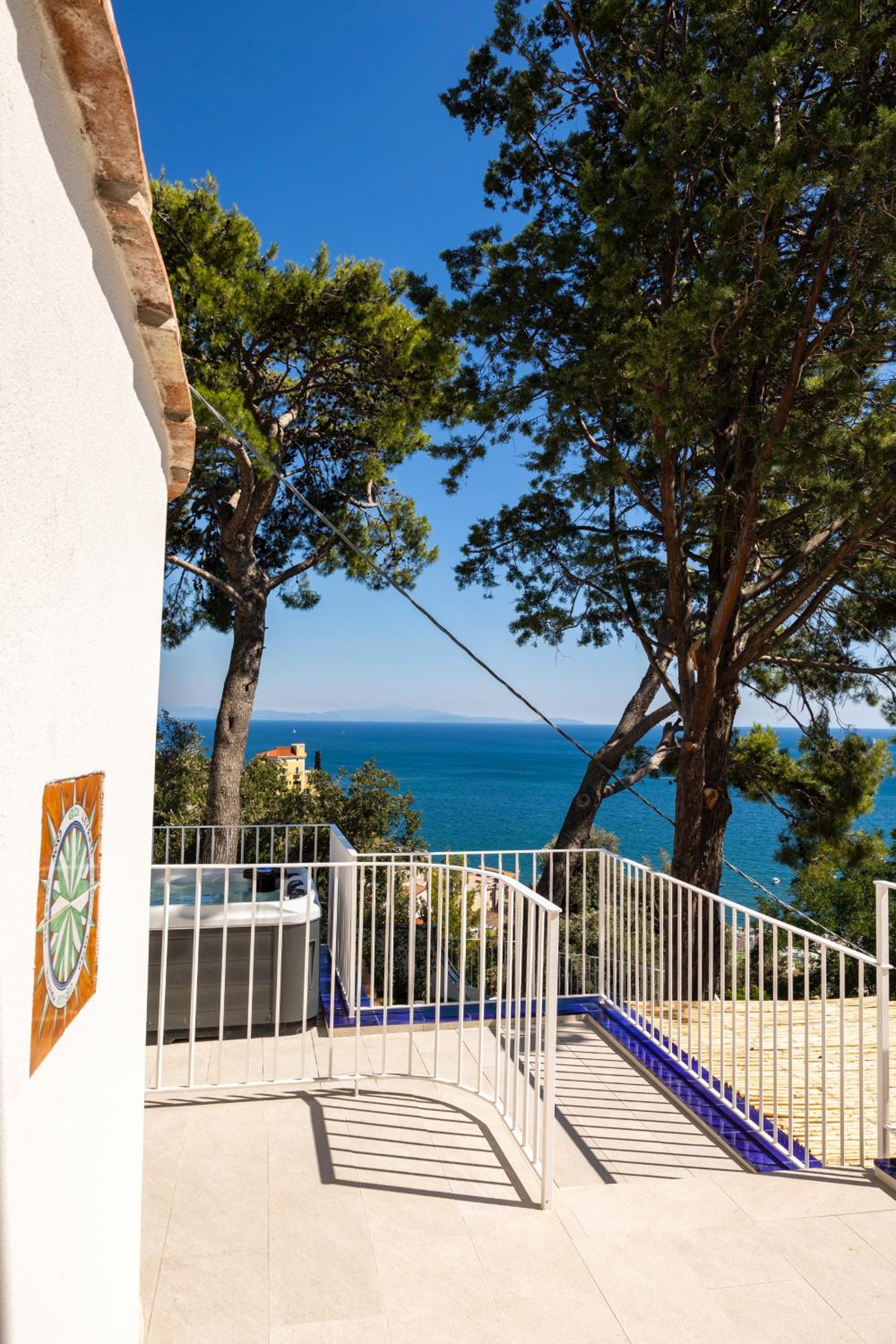 Superior Suite with Sea View - Photo 17