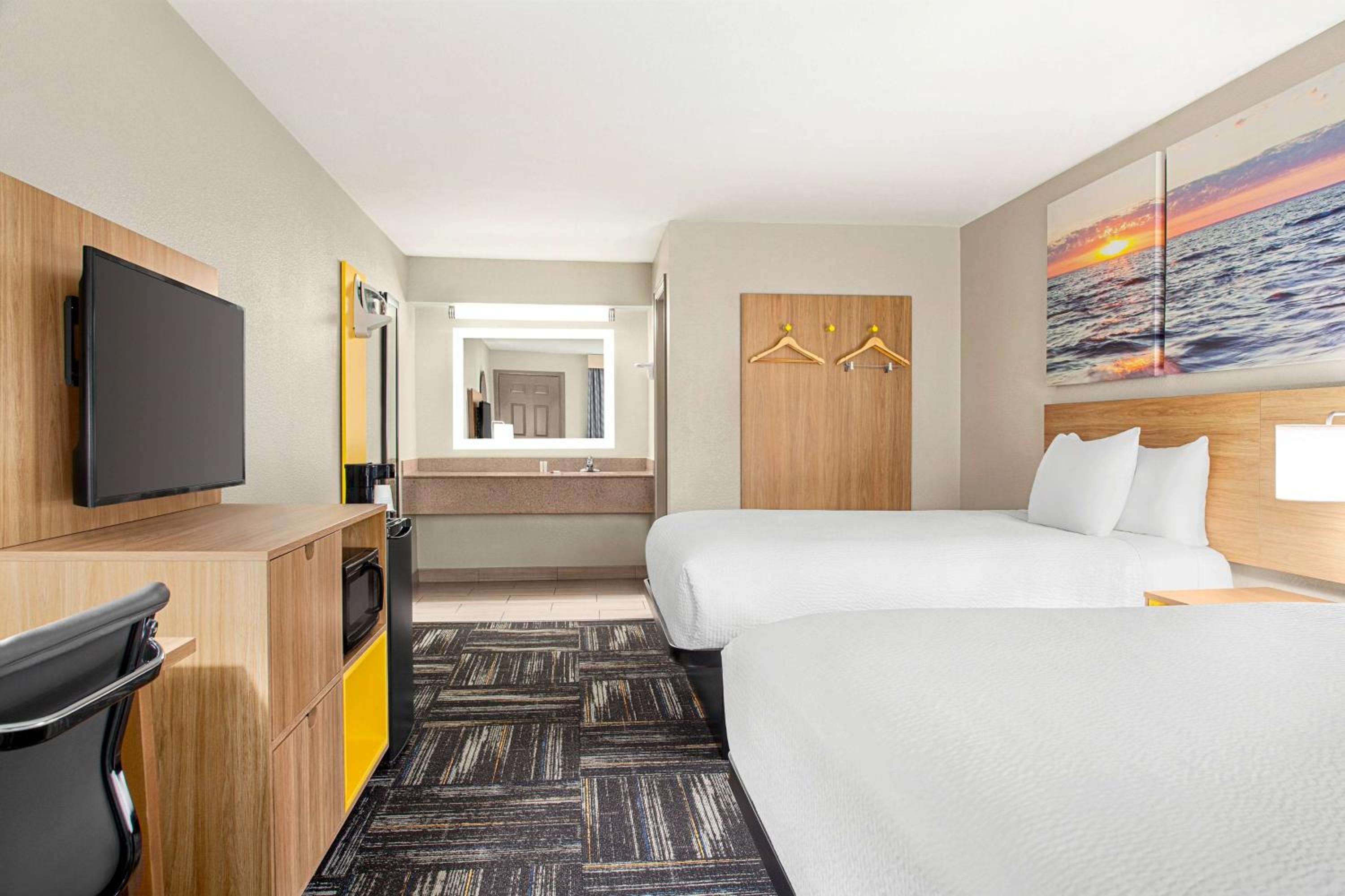 Queen Room with Two Queen Beds - Non-Smoking - Photo 2