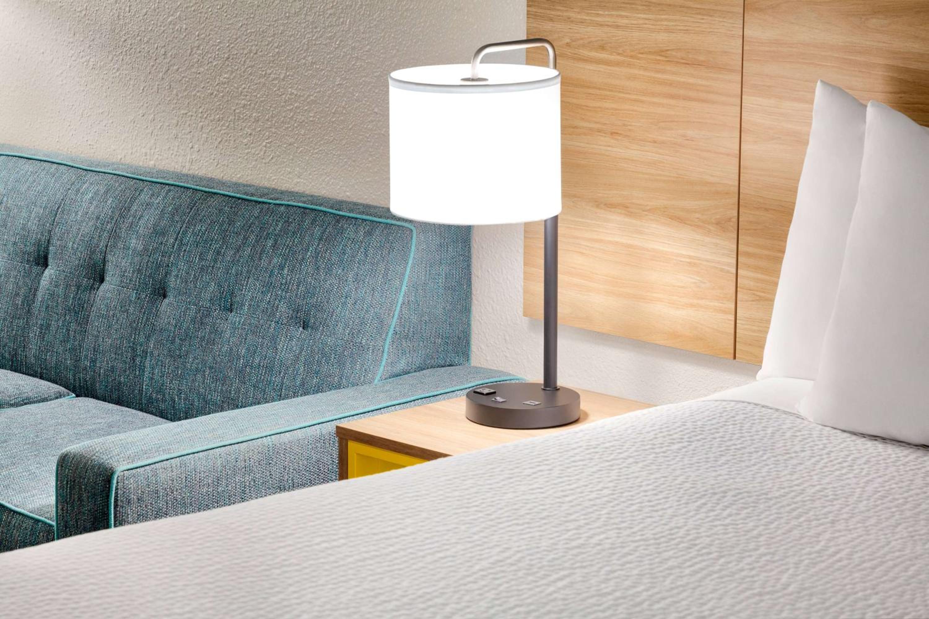 Deluxe King Room with Sofa Bed - Non-Smoking - Photo 5