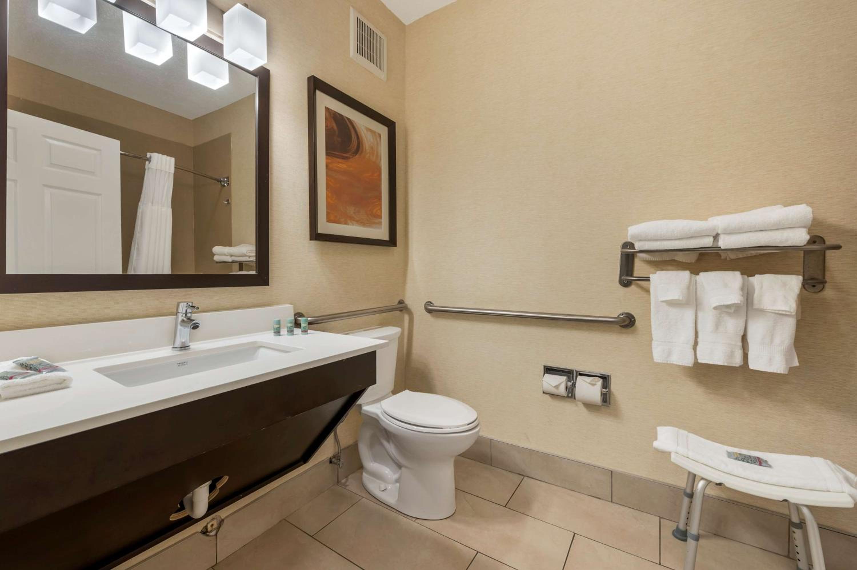 King Suite with Sofa Bed and Bath Tub - Disability Access/Non-Smoking - Photo 5