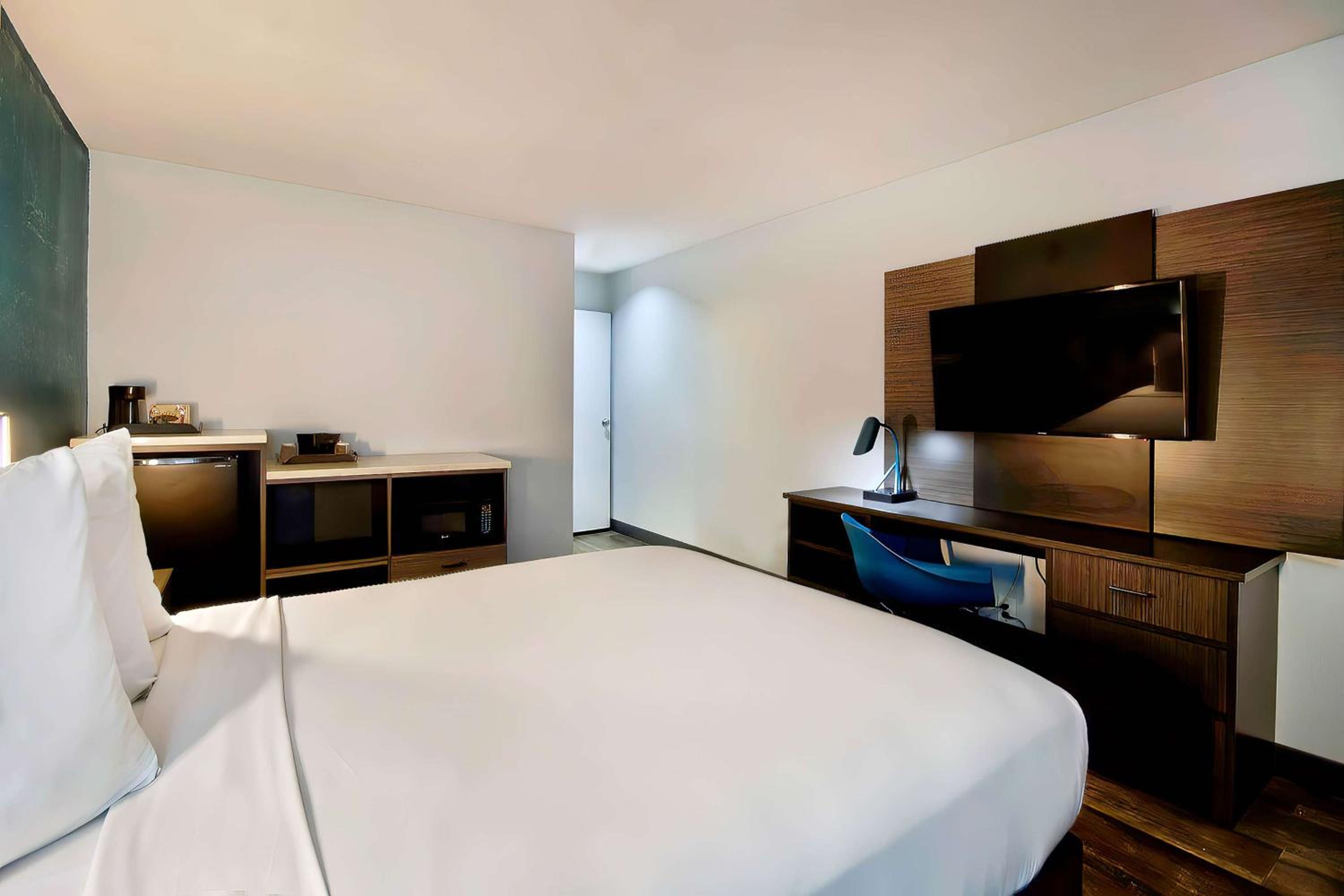 Suite - Non-Smoking - Photo 3