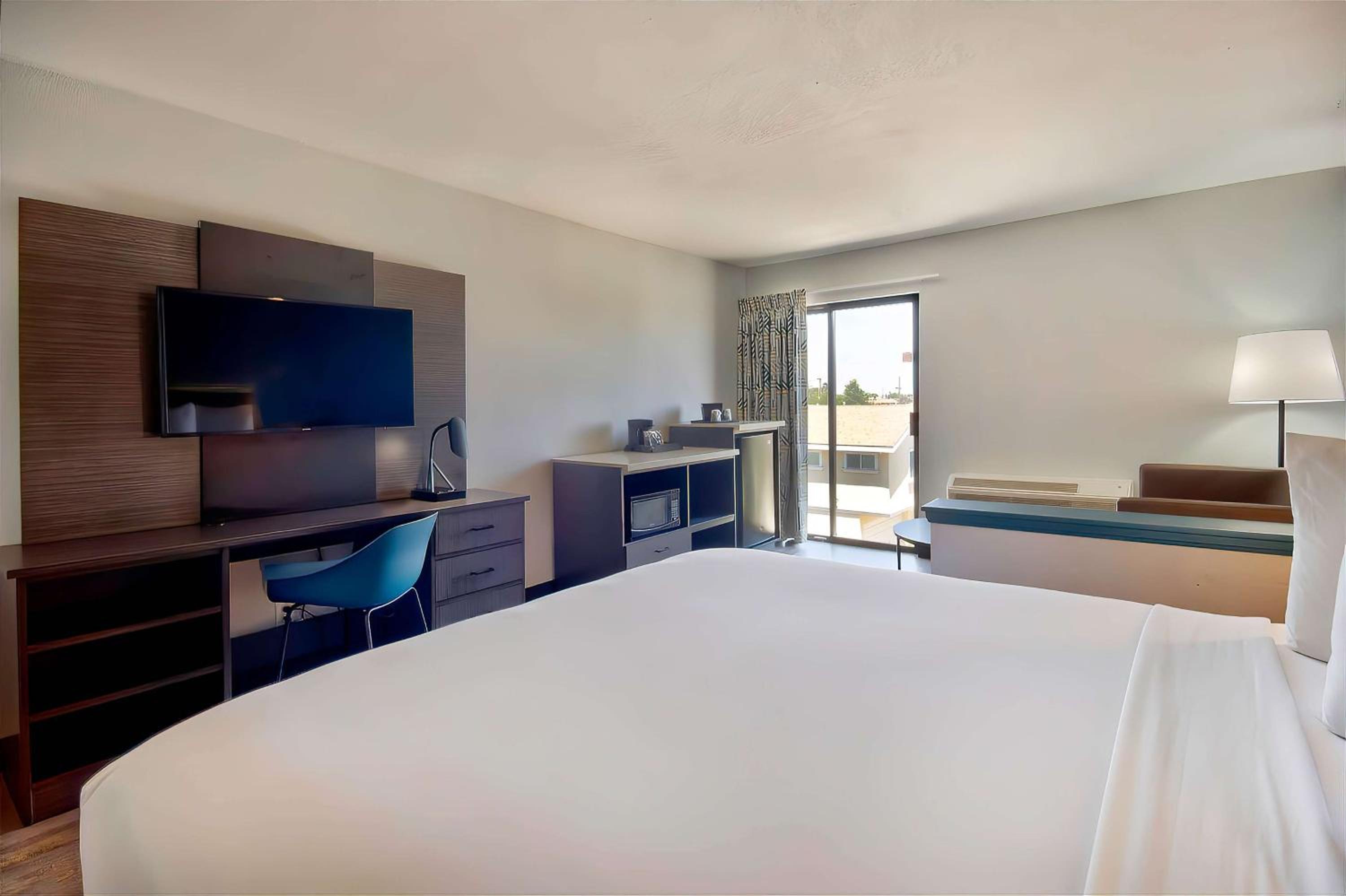 Deluxe Studio Suite with Two Queen Beds - Non-Smoking