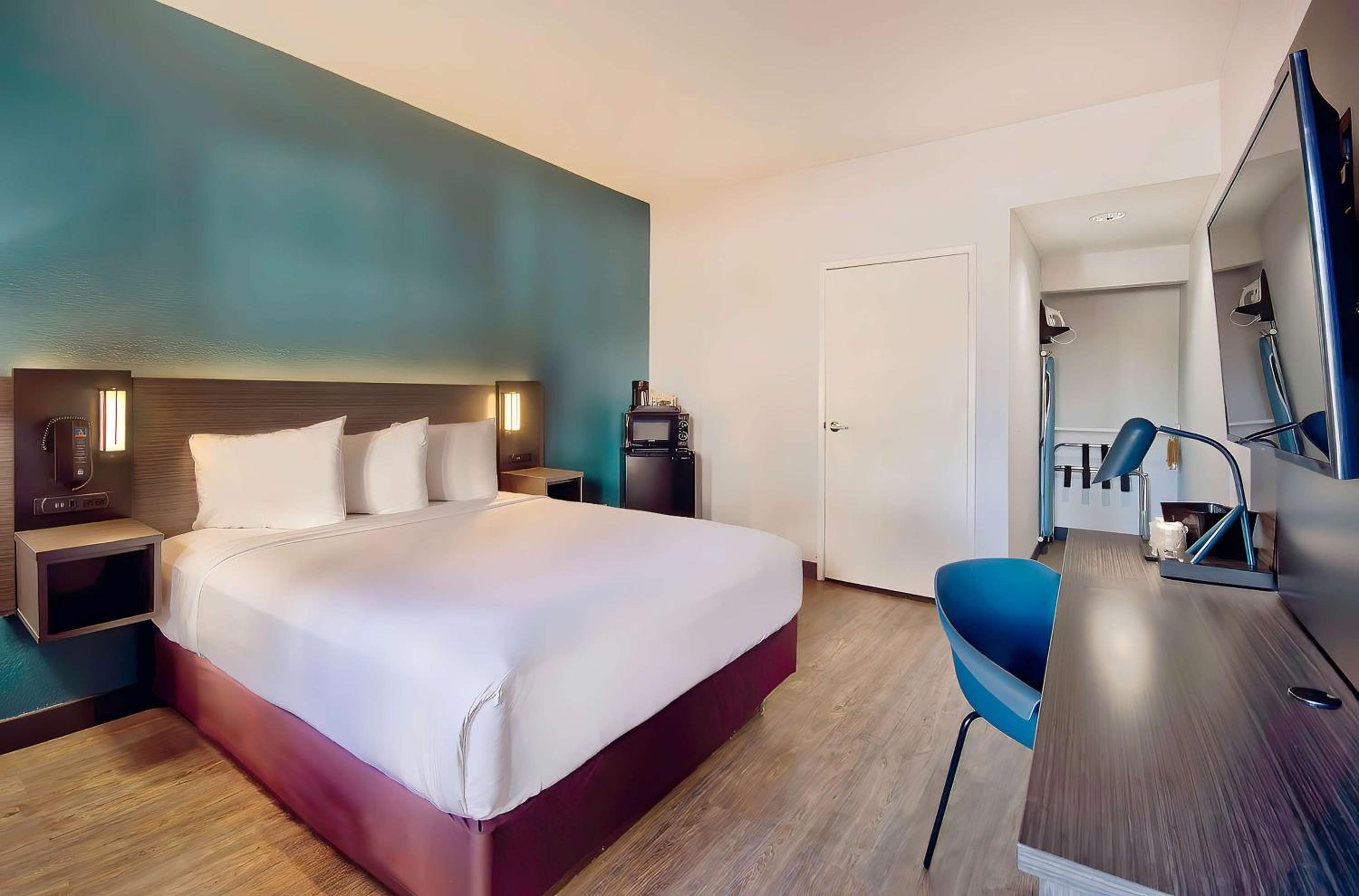 Standard King Room - Photo 9