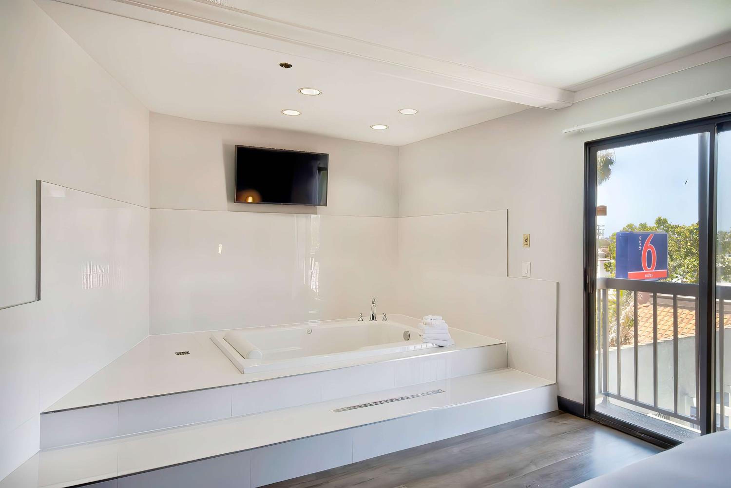 King Room with Spa Bath - Non-Smoking - Photo 11