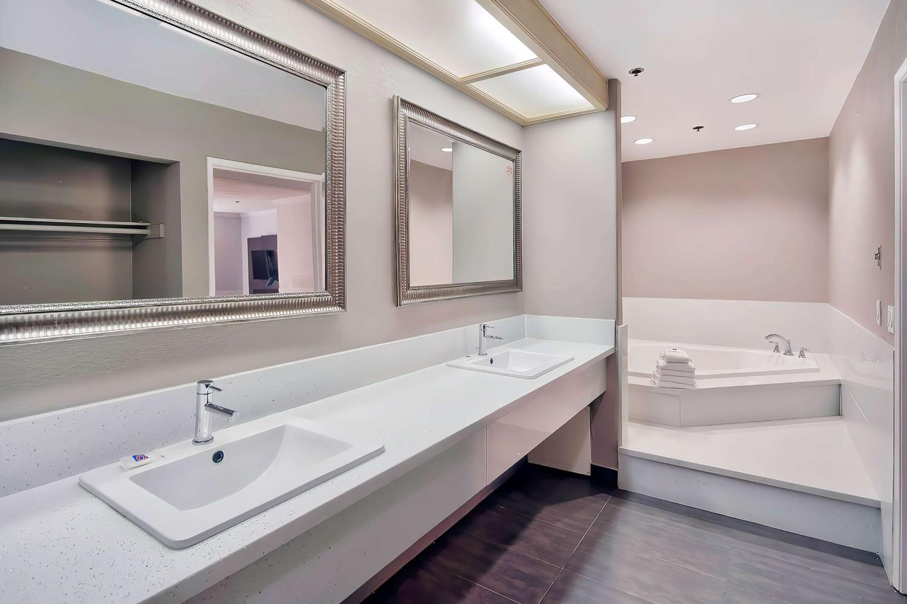 King Room with Spa Bath - Non-Smoking - Photo 10