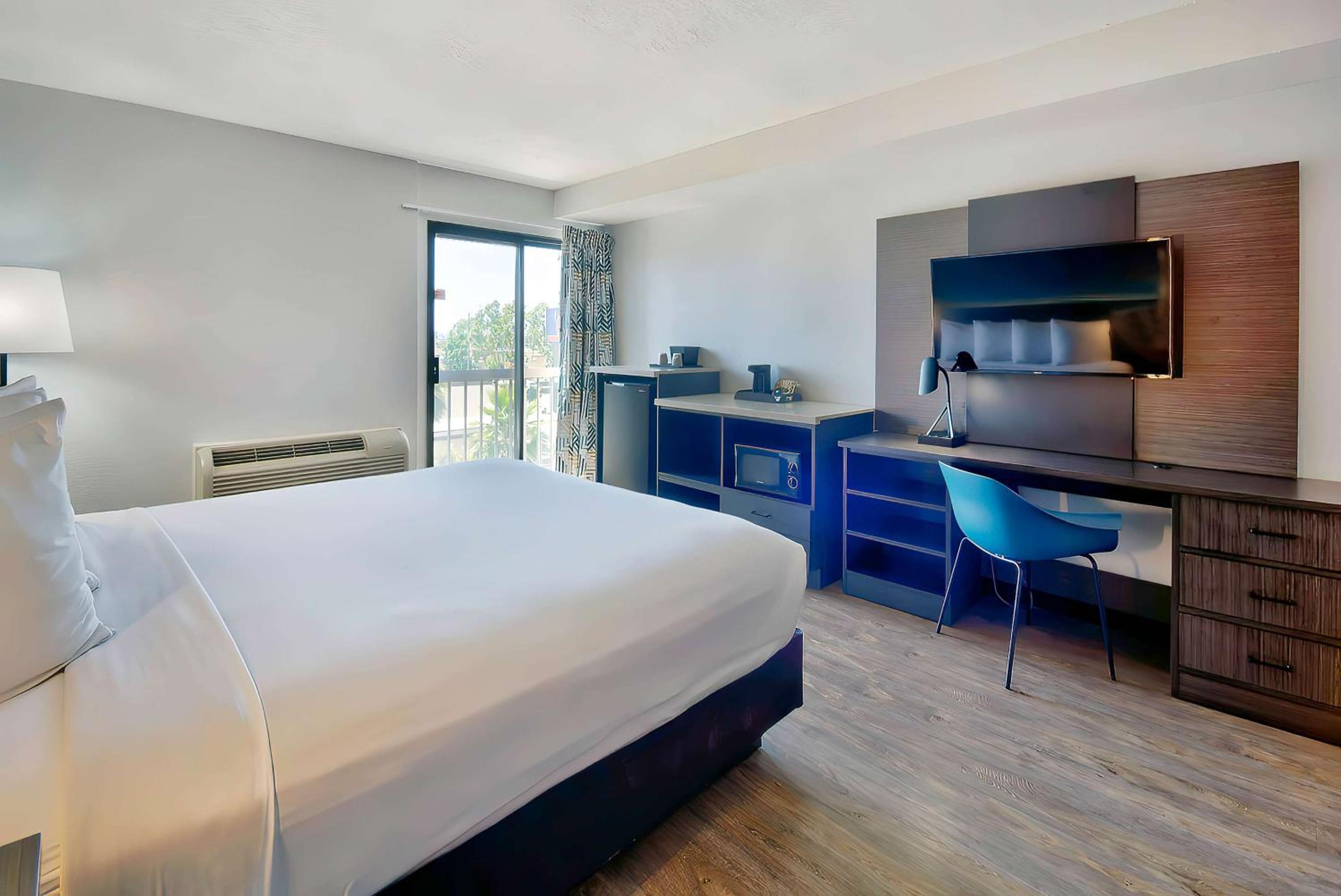 Standard Suite - Non-Smoking - Photo 3