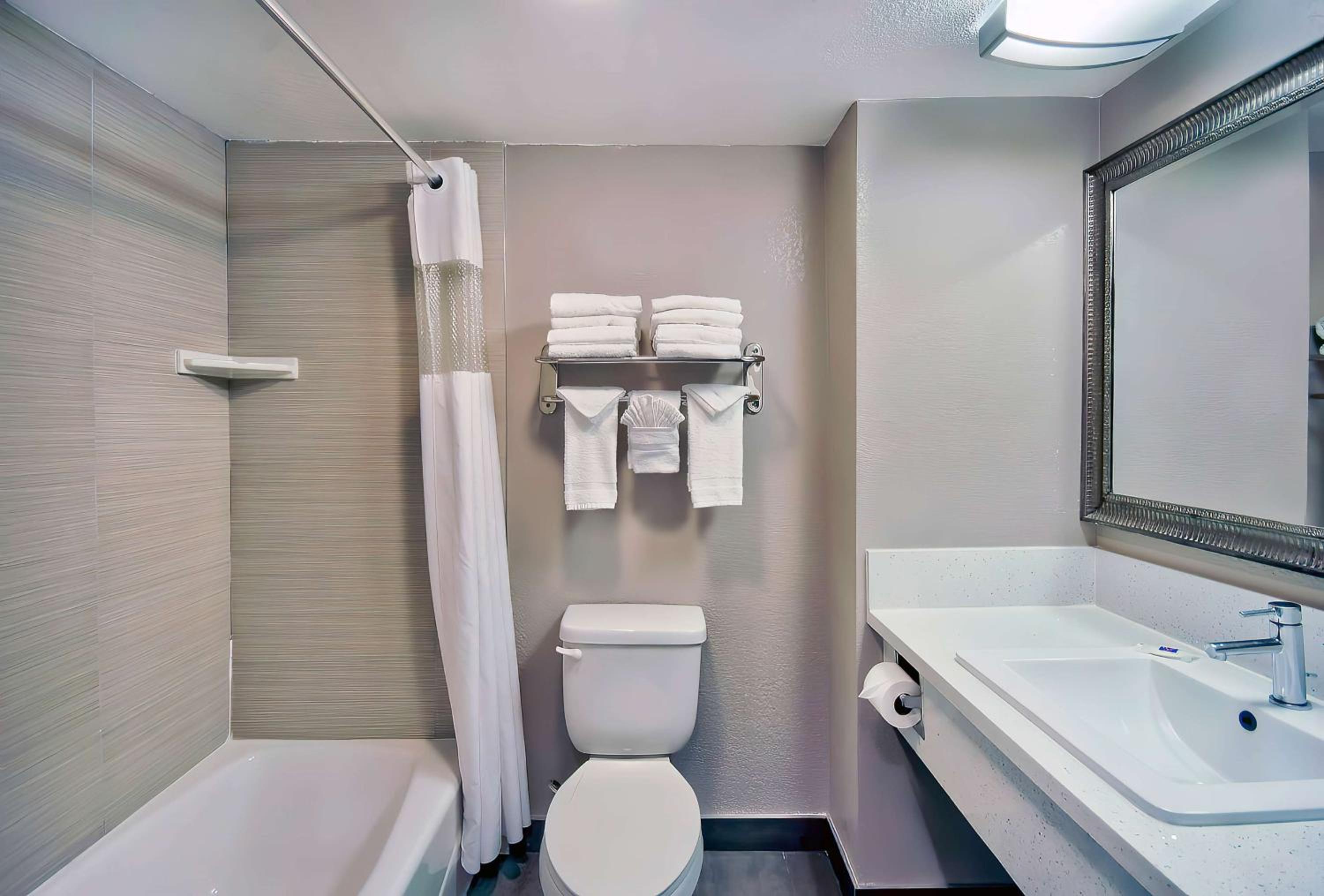 Standard King Room - Photo 10