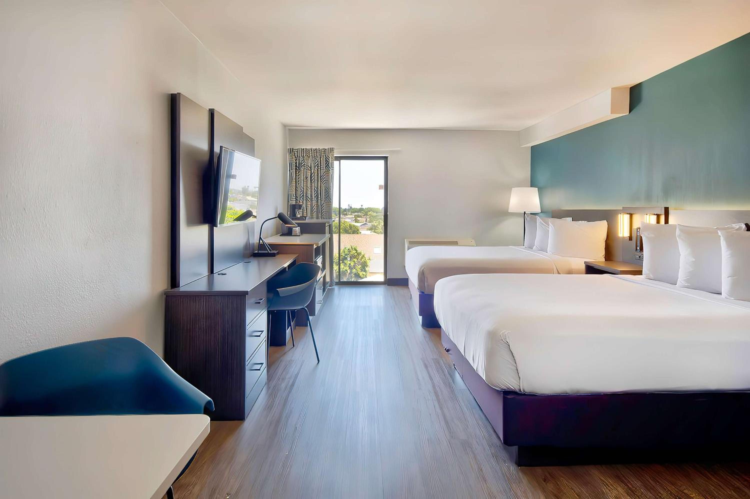 Queen Room with Two Queen Beds - Non-Smoking - Photo 8