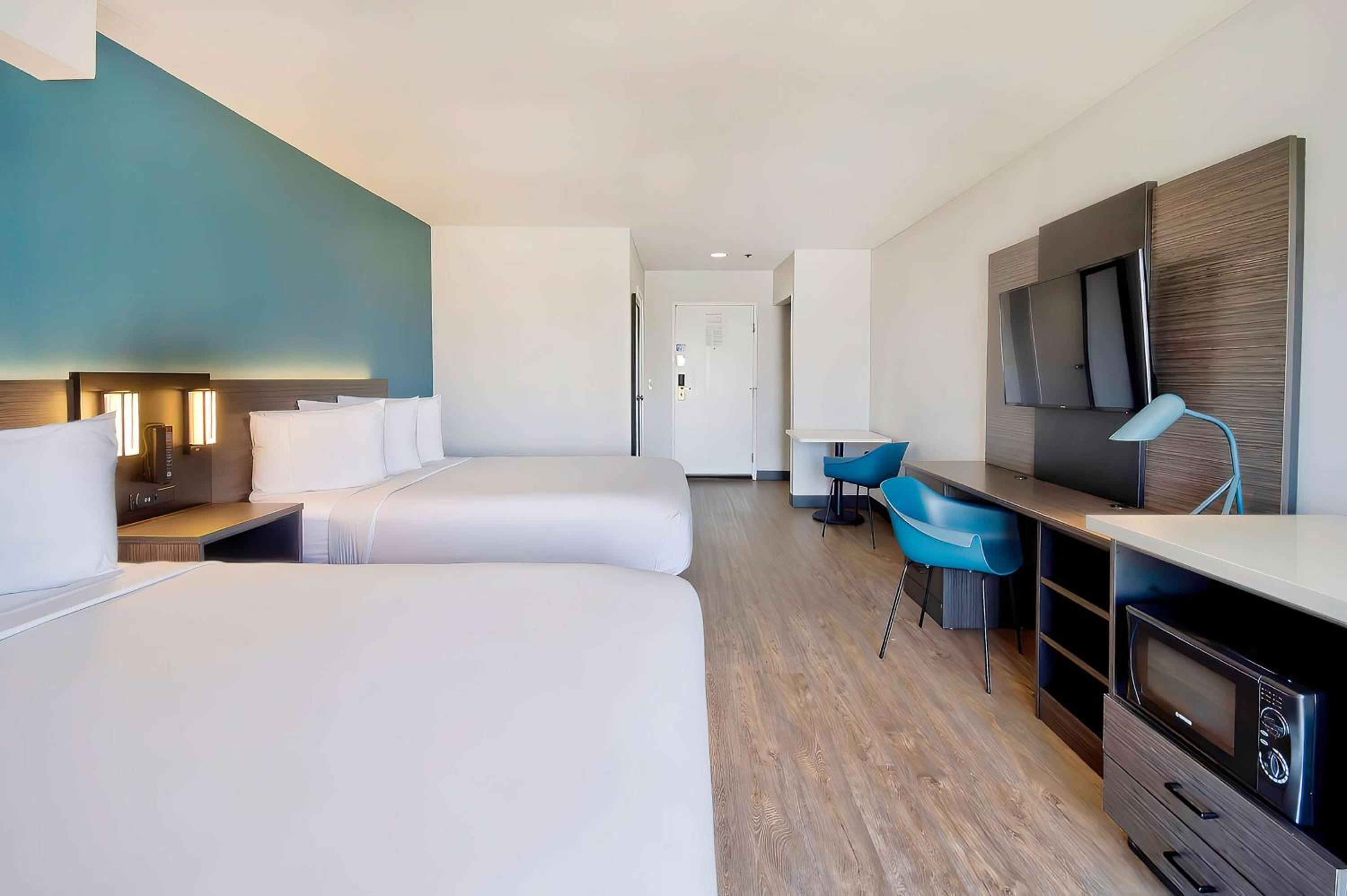 Queen Room with Two Queen Beds - Non-Smoking - Photo 9