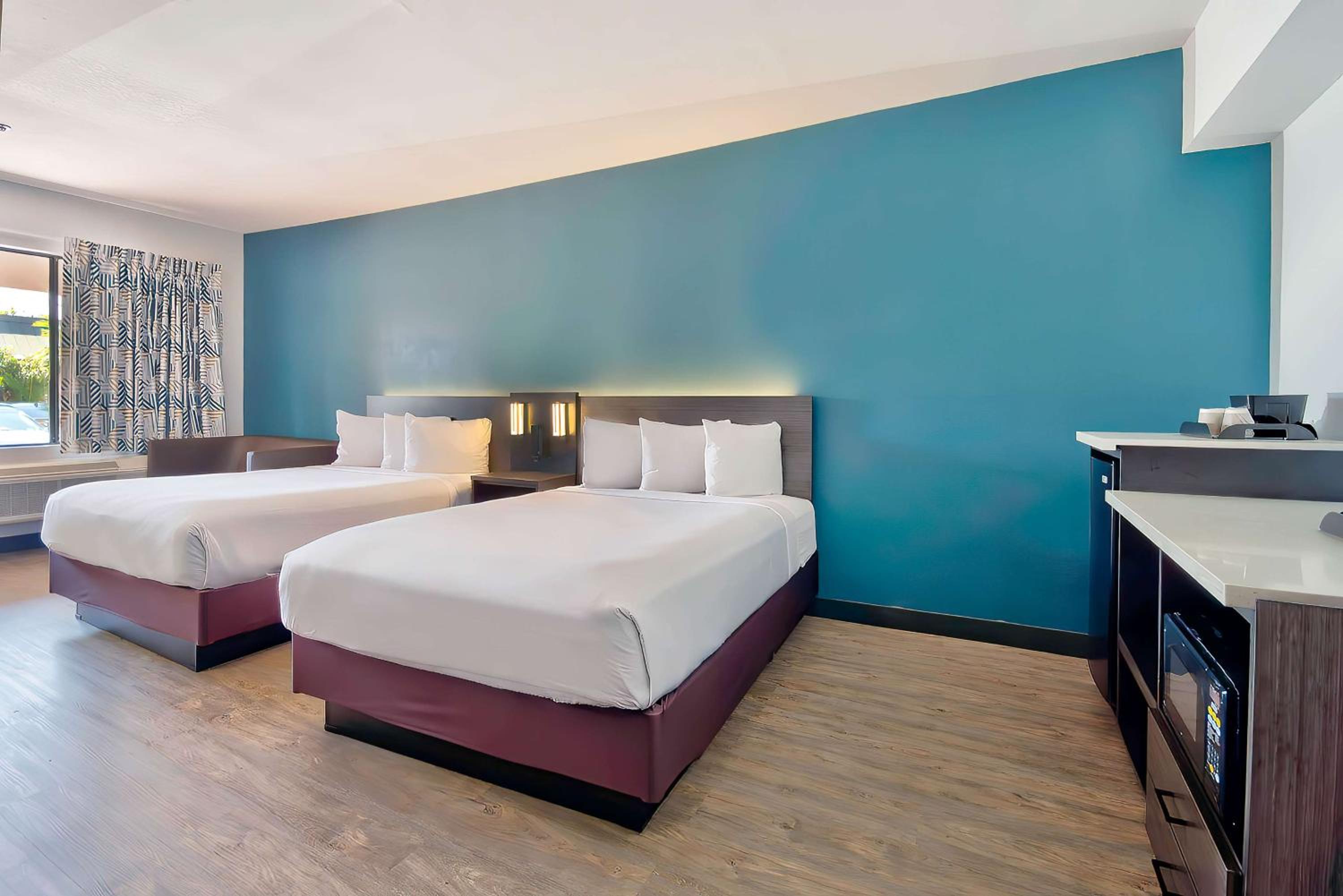 Queen Room with Two Queen Beds - Non-Smoking - Photo 1