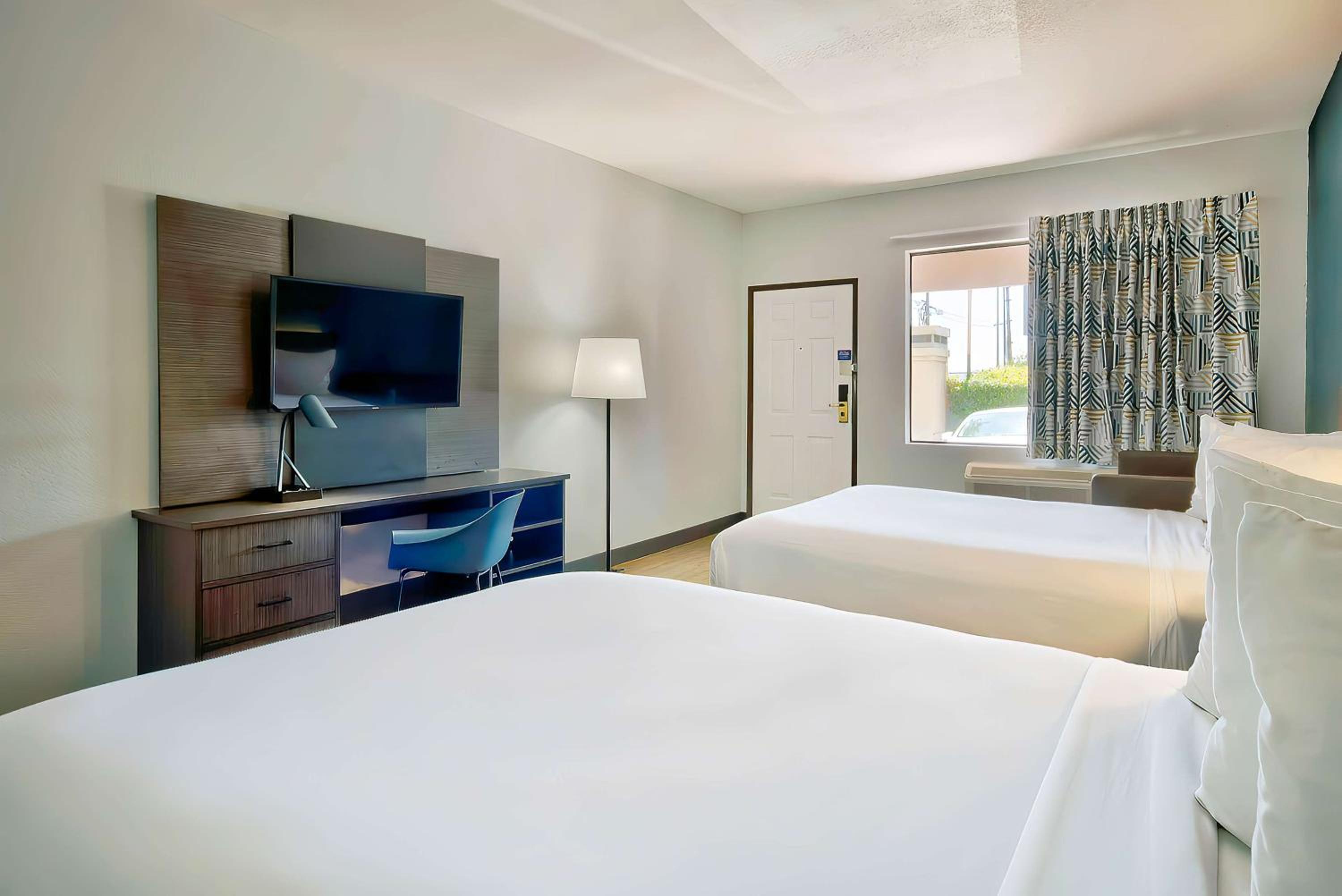 Queen Room with Two Queen Beds - Disability Access - Roll In Shower - Photo 5