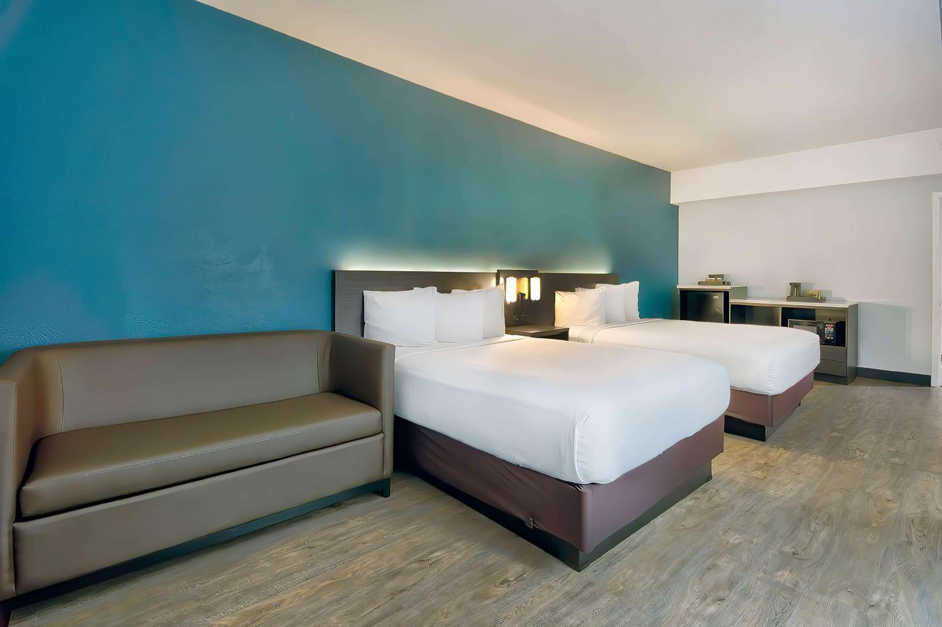 Queen Room with Two Queen Beds - Non-Smoking - Photo 4