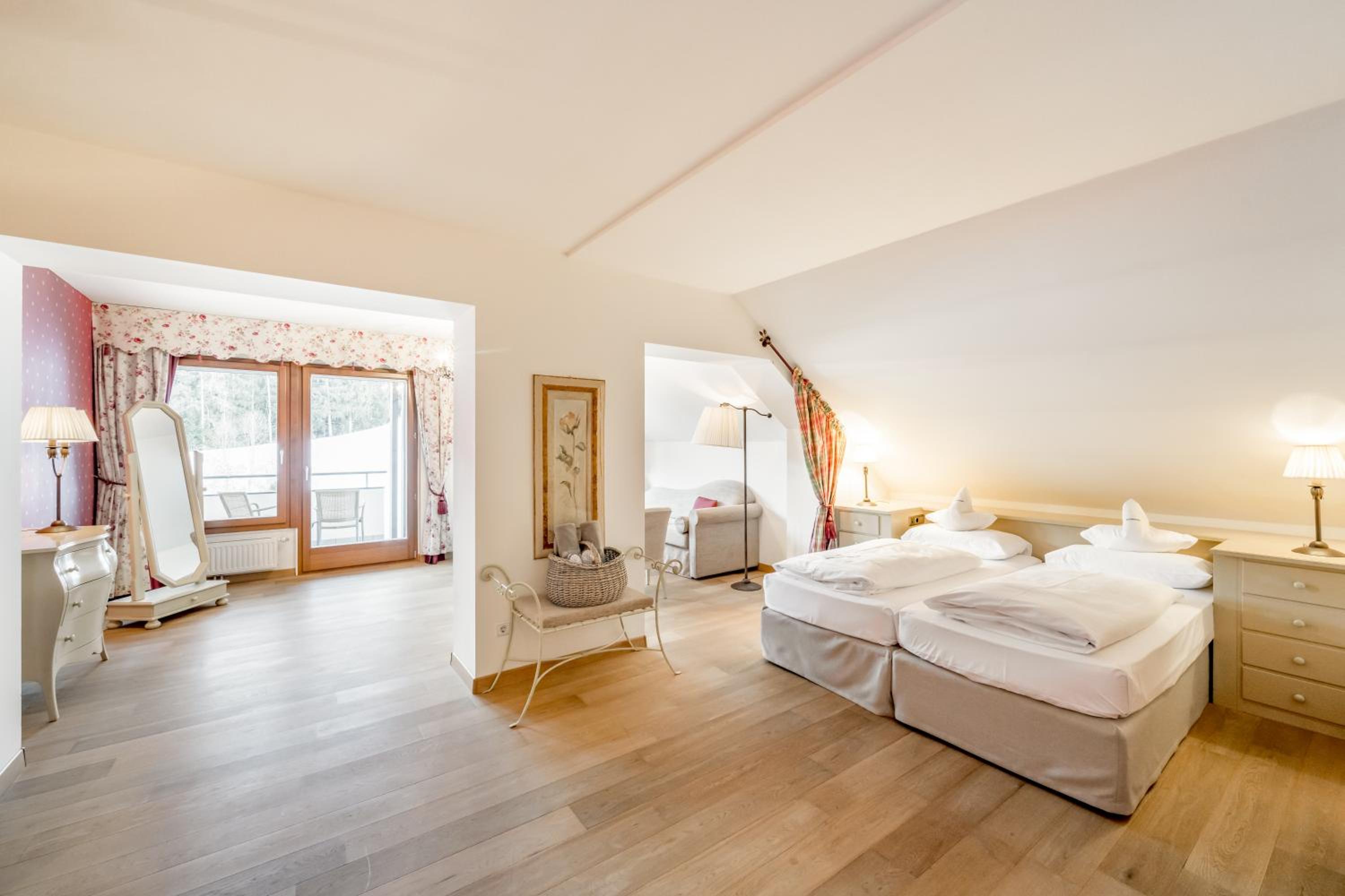 Suite with Balcony - Photo 6