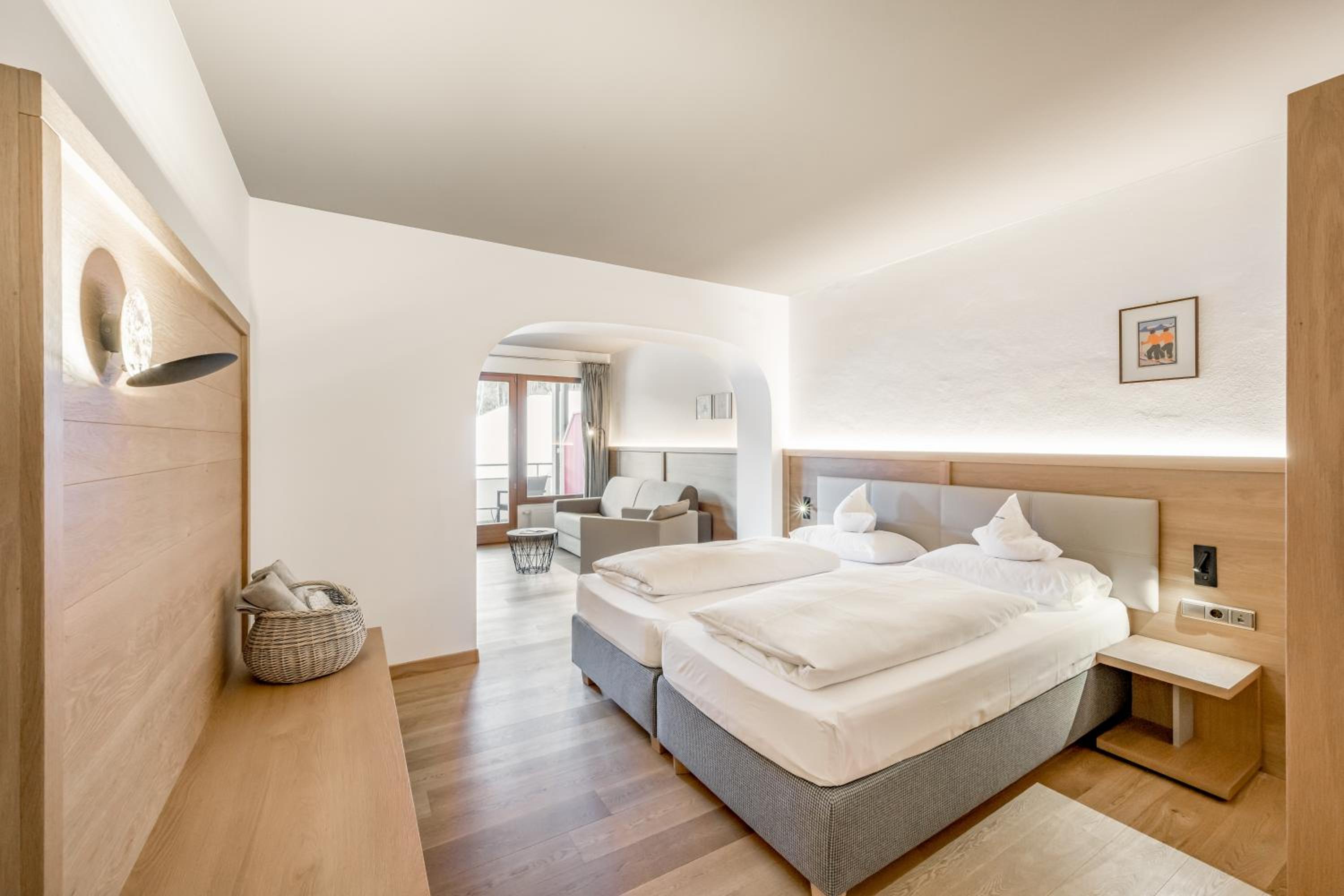 Deluxe Double Room with Balcony - Photo 10