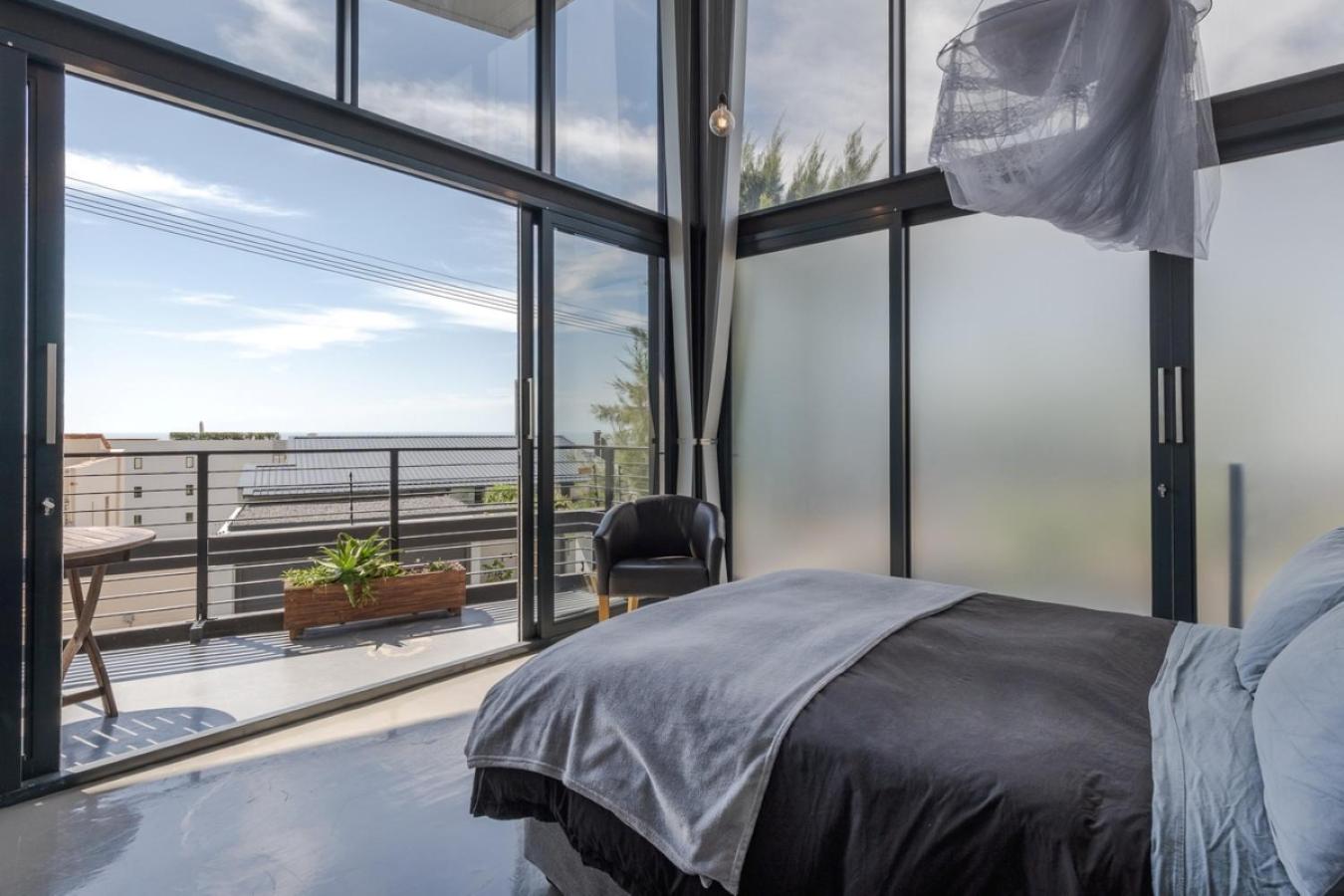 Double Room with Balcony and Sea View - Photo 1