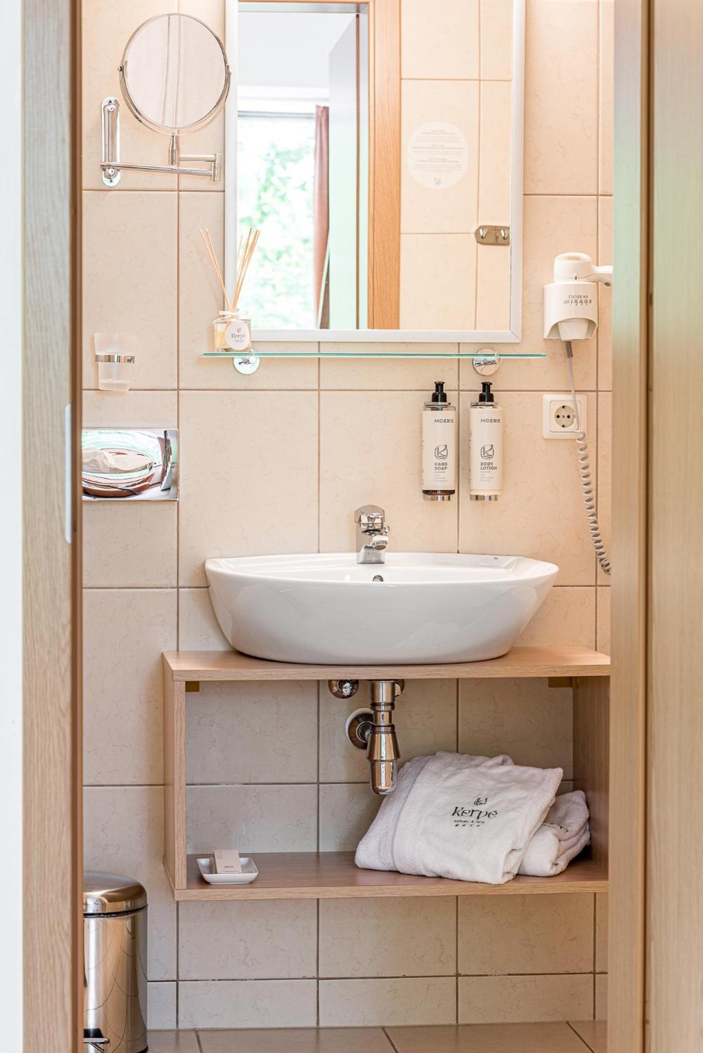 Standard Twin Room with Spa Access - Photo 7