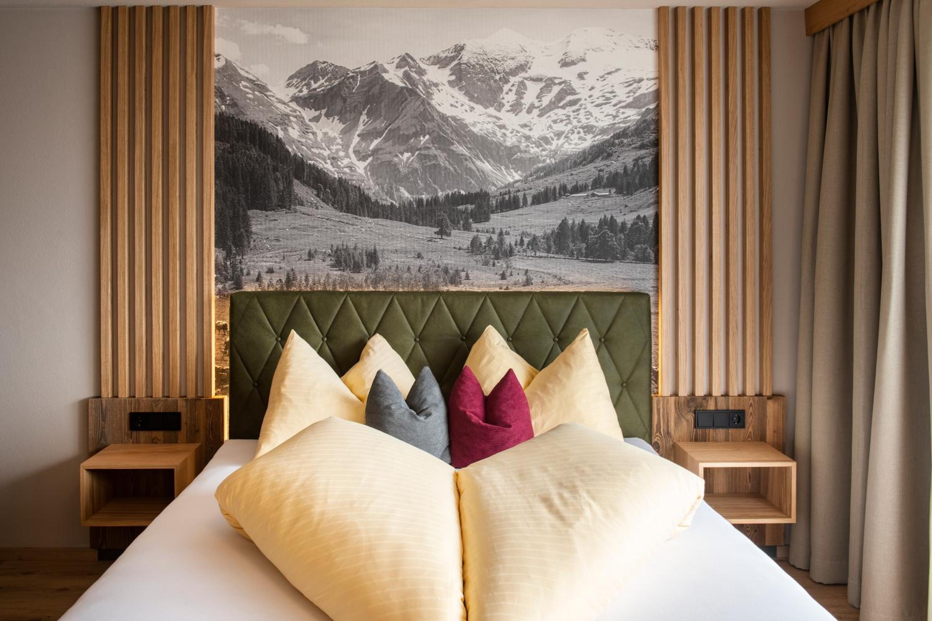 Deluxe Double Room with Balcony photo 2
