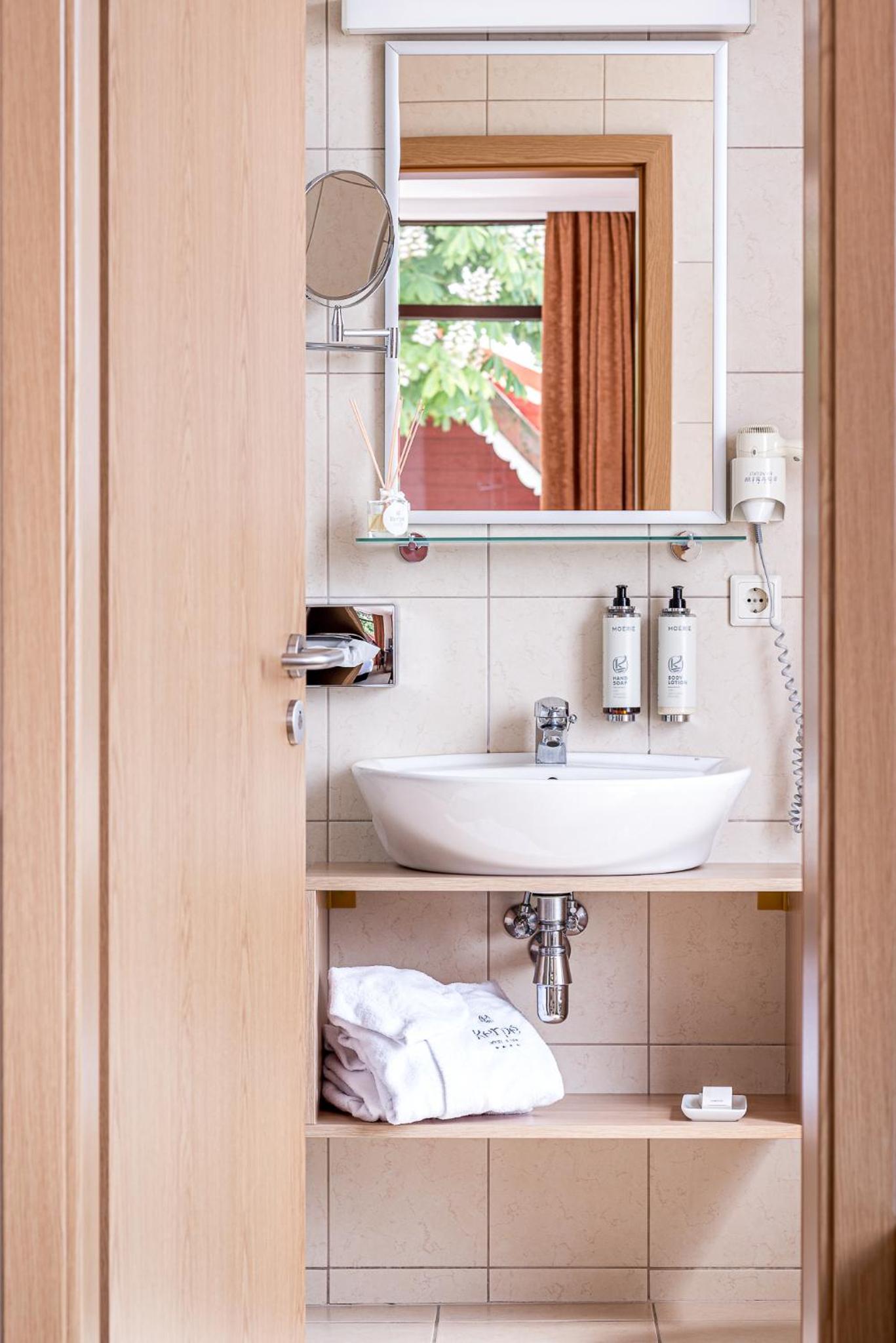 Superior Twin Room with Spa Access - Photo 11