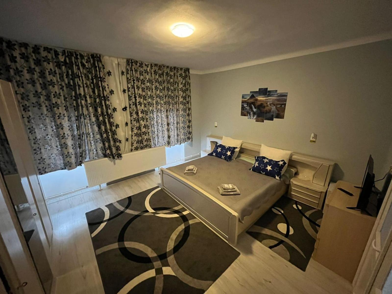 Large Double Room - Photo 1