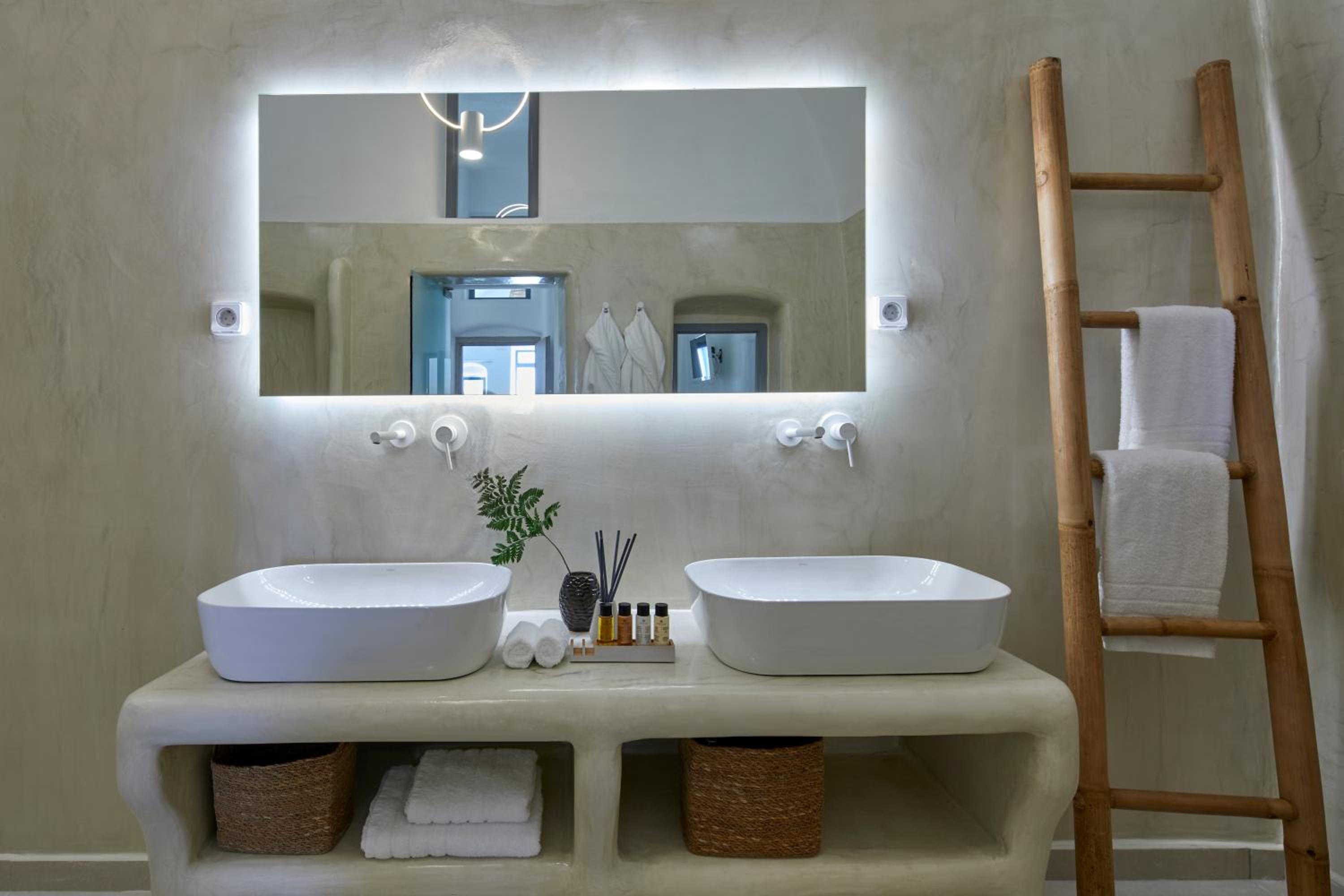 Premium Cave Suite with Outdoor Plunge Pool - Photo 16