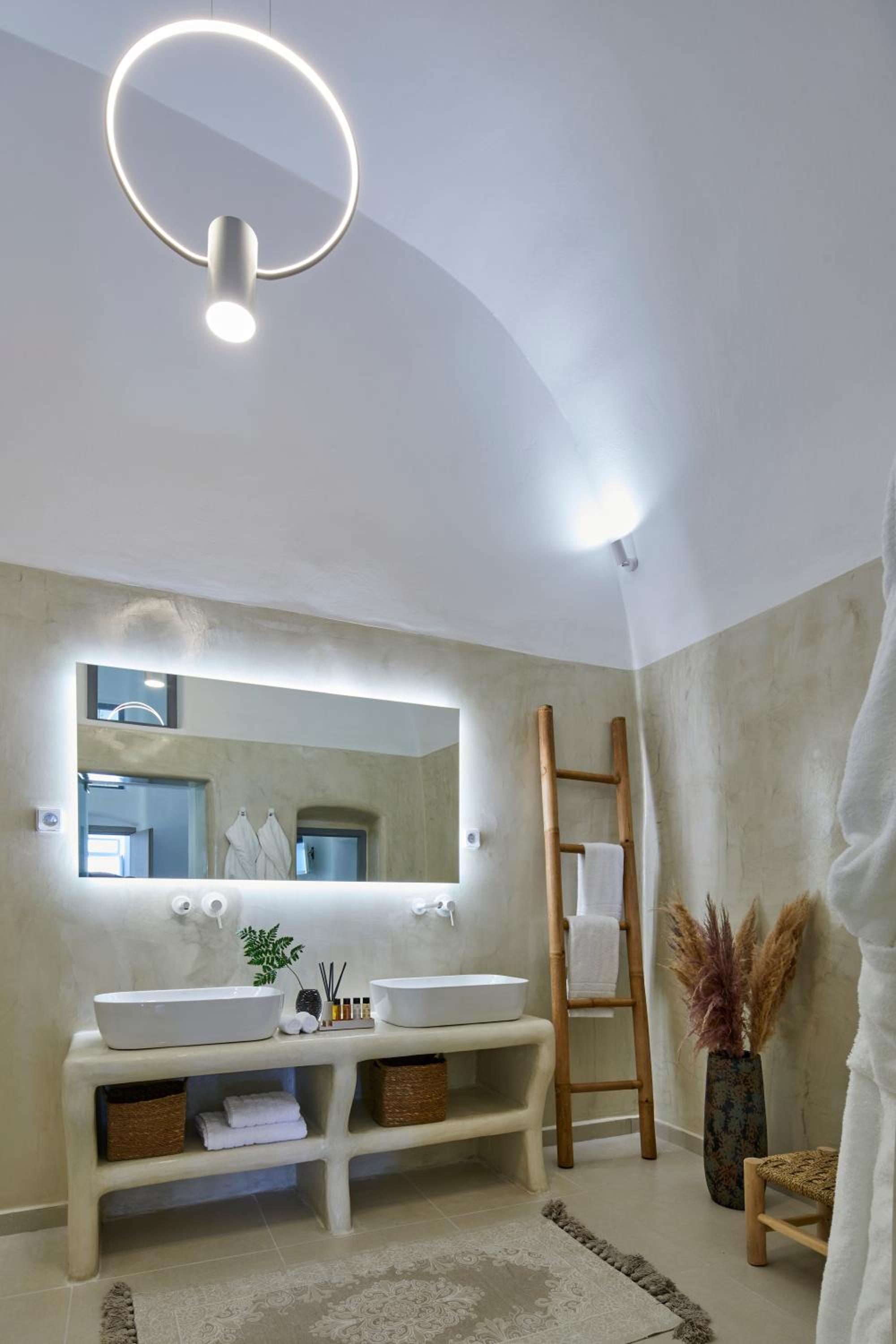 Premium Cave Suite with Outdoor Plunge Pool - Photo 17