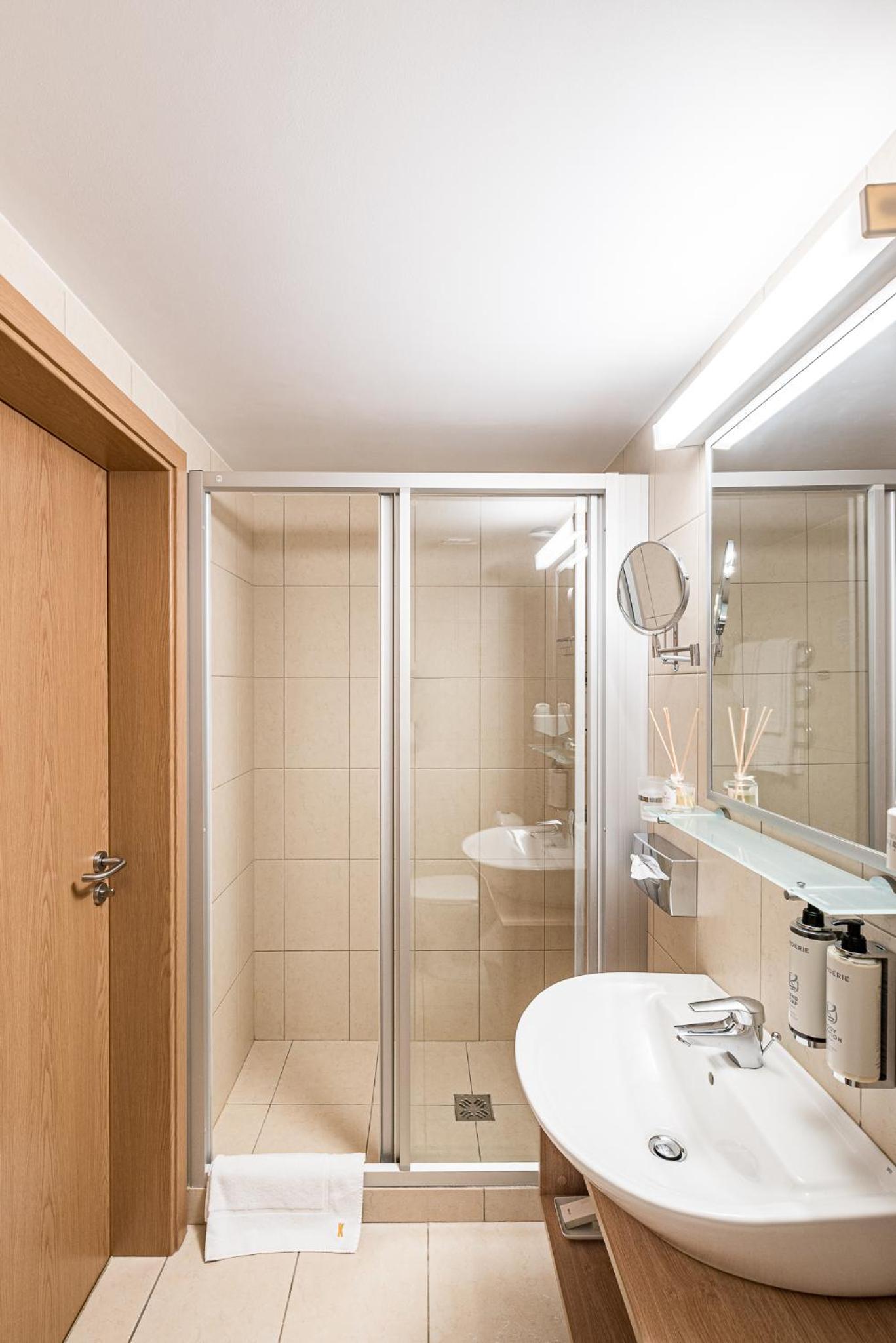 Suite with Spa Access - Photo 2